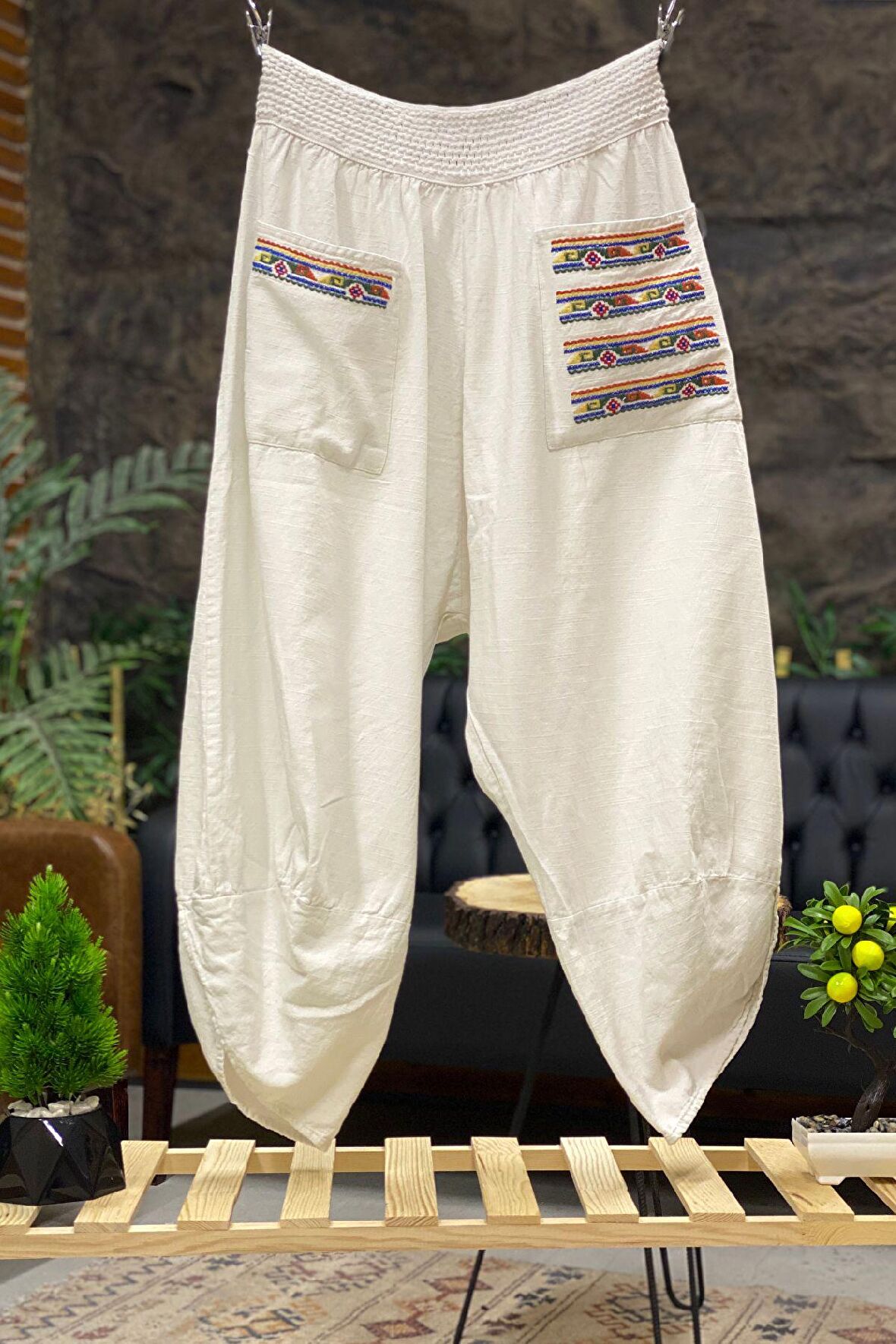 Paça V Kesim Cepleri Nakışlı Keten Pantolon