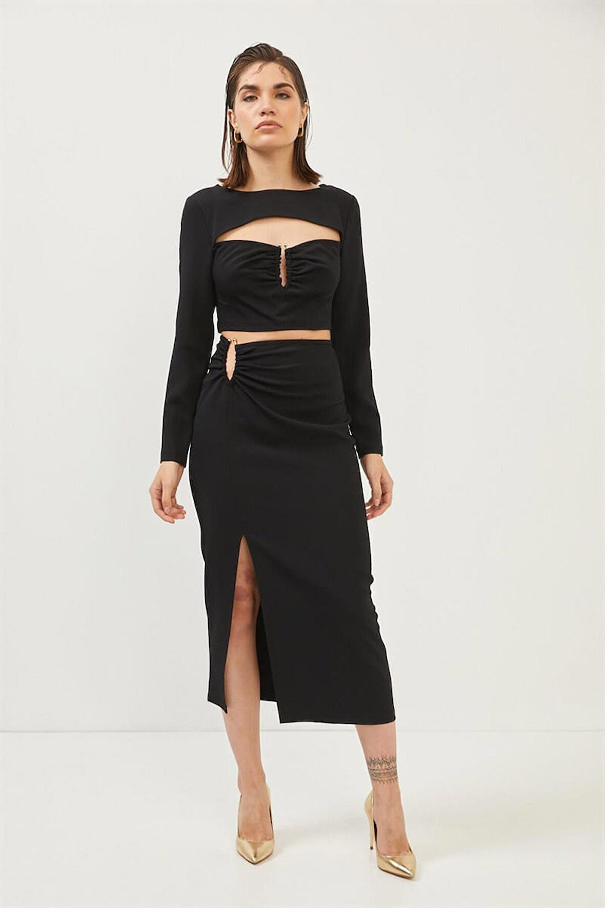 Siyah Cut Out Detaylı Asimetrik Yaka Crop Bluz