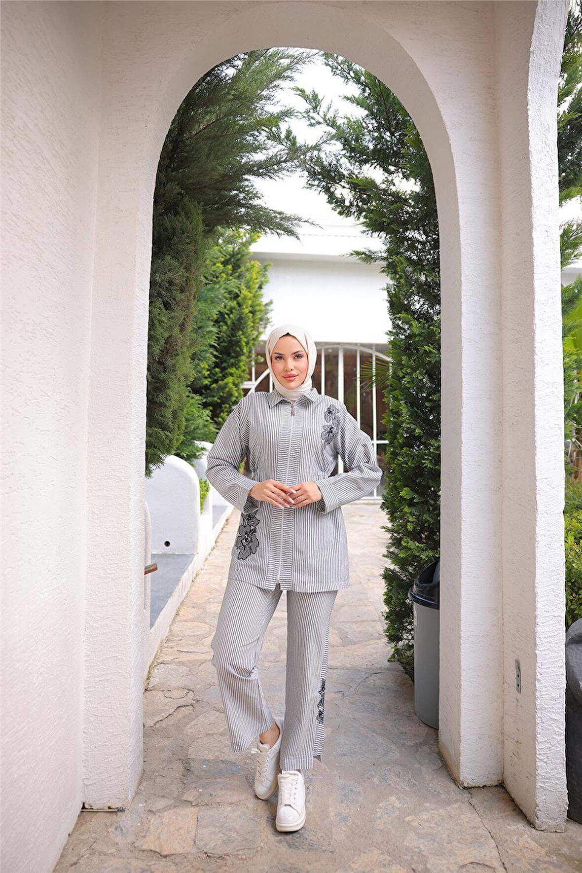 Fermuarlı Çizgi ve Çiçek Desenli İkili Tesettür Kap Spor Takımı - 71269.003 - Siyah