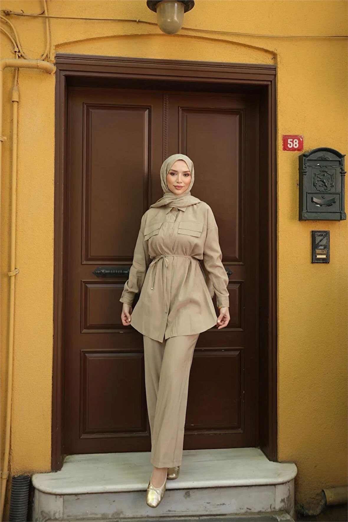 Gömlek Yaka Belden Bağcıklı Kısa Tunik İkili Tesettür Eşofman Takımı - (38-46) - 71299 - Bej