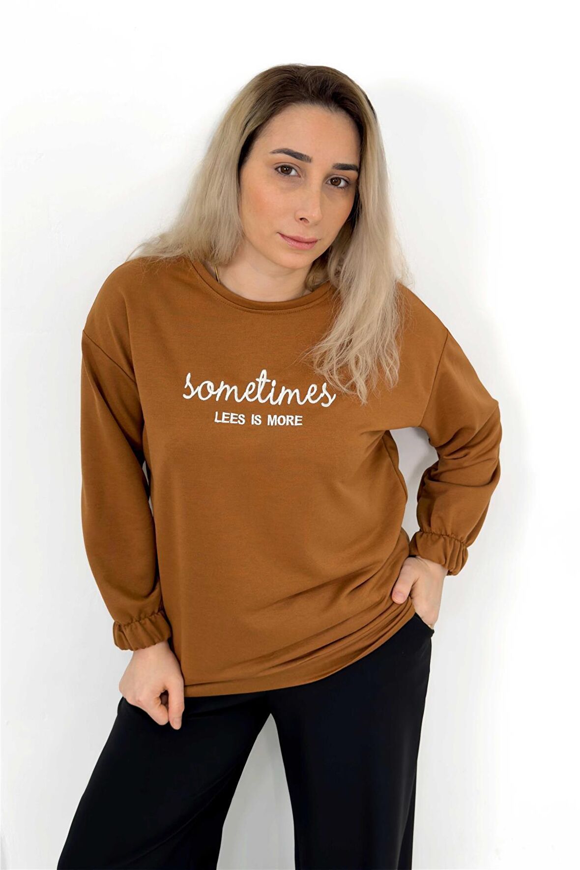 Yazı Nakışlı Kahverengi İşemeli Kolu Lastikli Sweatshirt Kahverengi