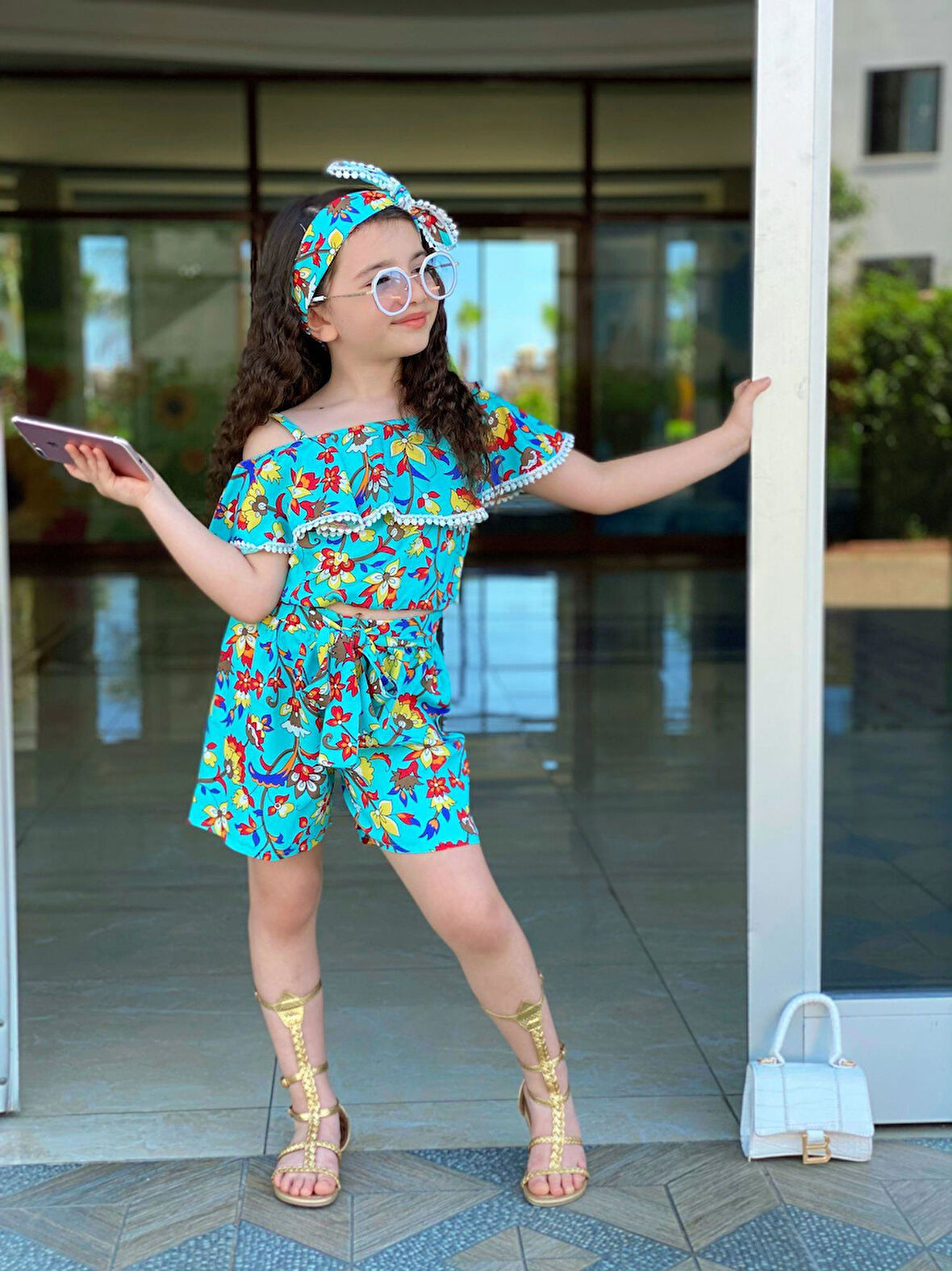 Omuz Detaylı Bluz ve  Bandana, Kemer Dahil Şortlu Takım