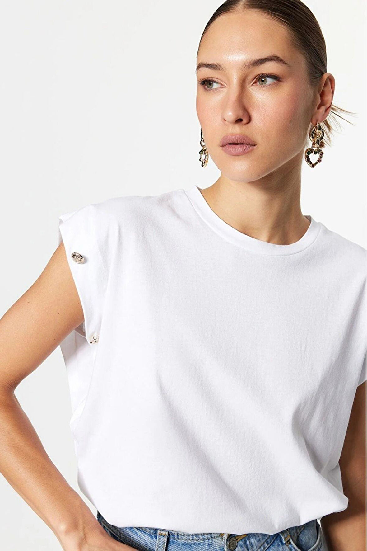 Beyaz %100 Pamuk Düğmeli Vatka Görünümlü Basic Bisiklet Yaka Örme T-shirt