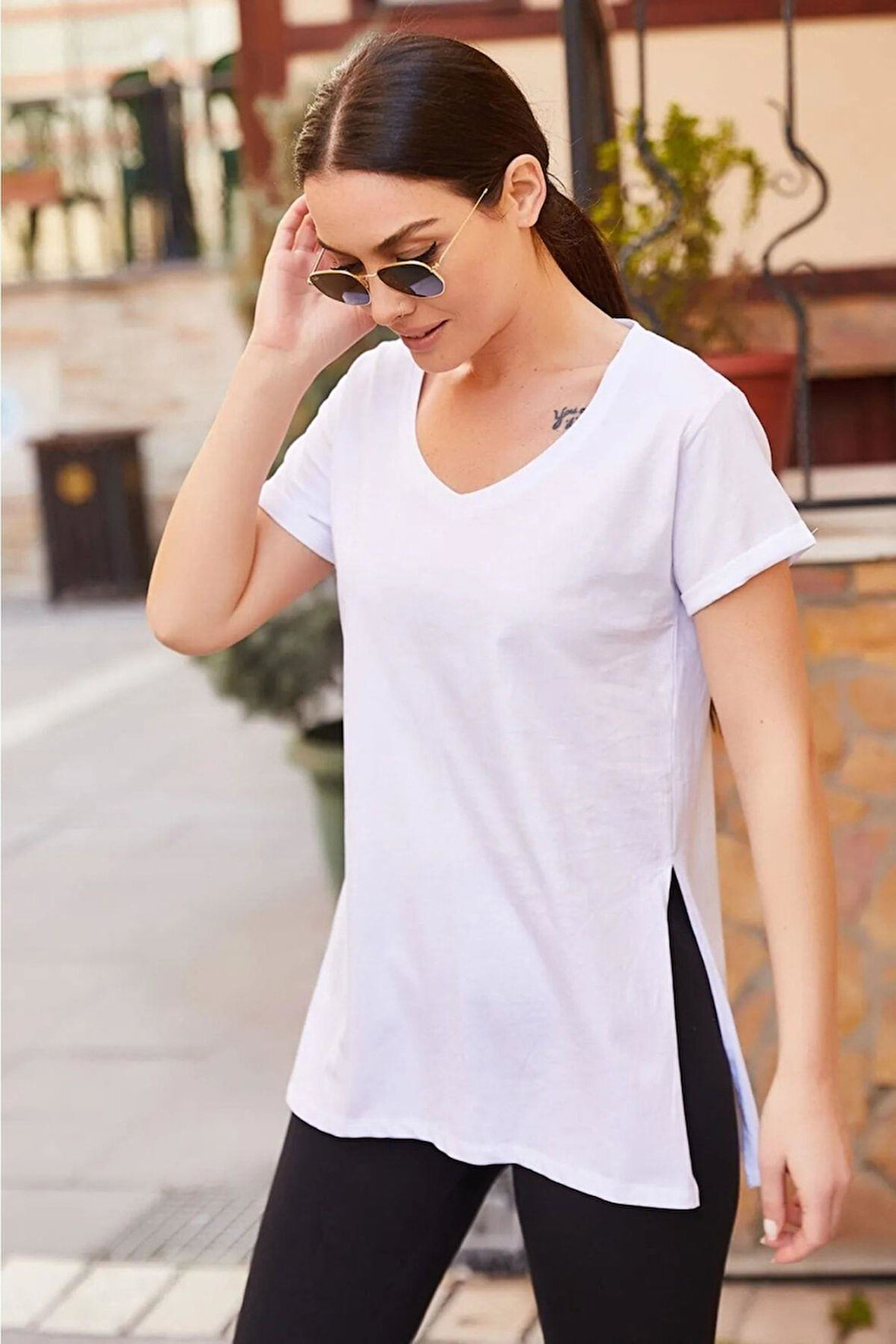 Kadın Beyaz V Yaka Yanı Yırtmaçlı Asimetrik Penye Pamuk Örme T-shirt Tişört Tunik