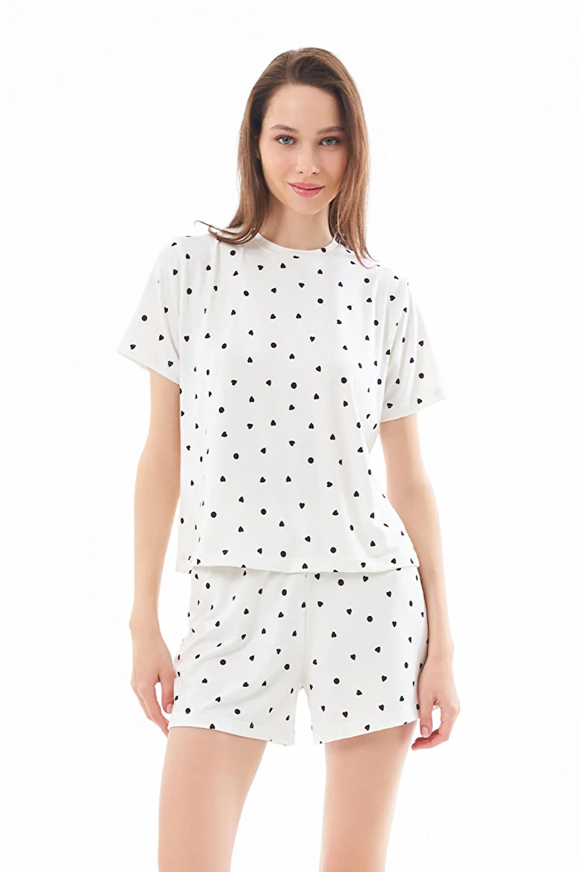 Premium  Yazlık Şortlu Kadın Pijama Takımı Krem Kalp Desenli Yumuşak Dokulu Bisiklet Yaka Kısa Kollu