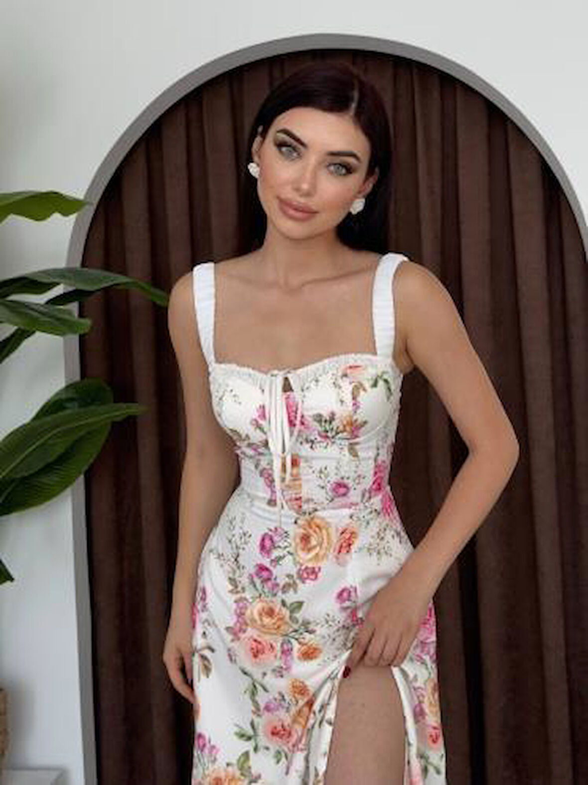 Anjelik Yırtmaç Detaylı Elbise