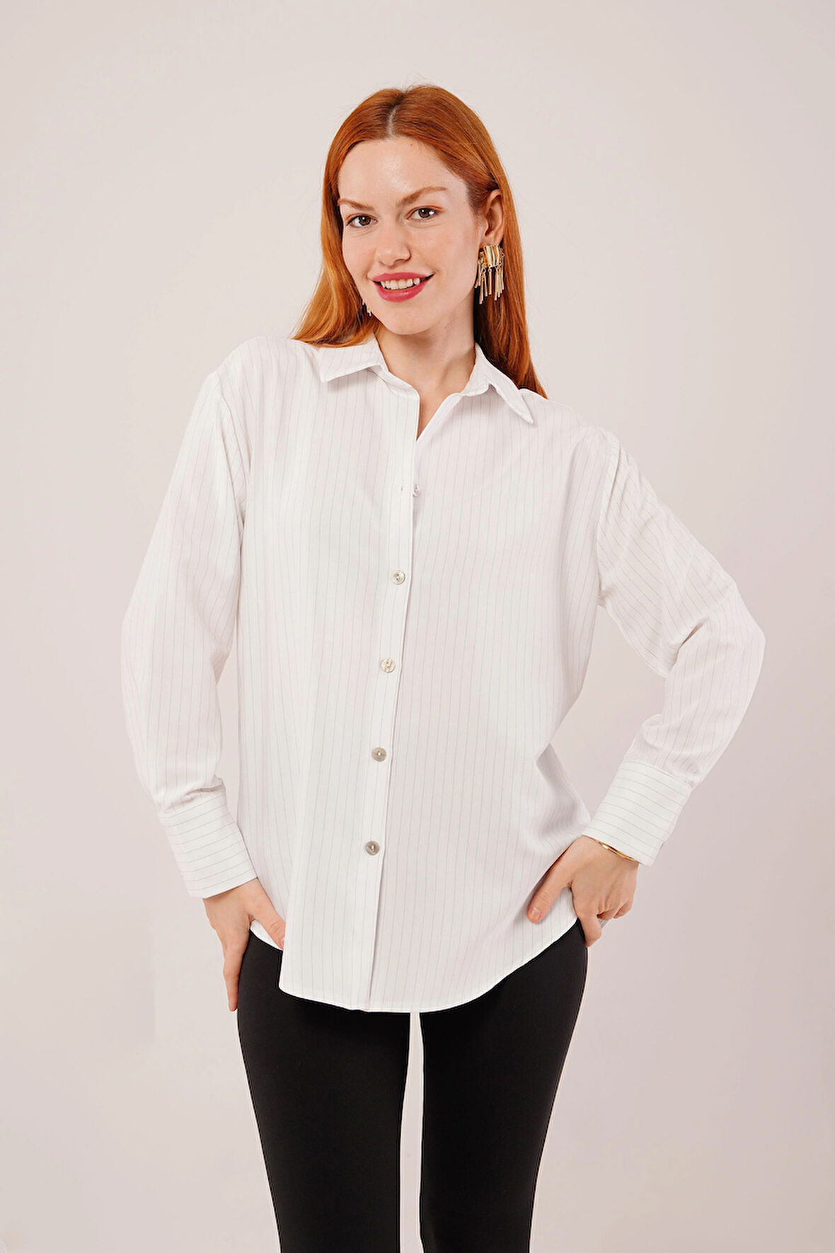İnce Çizgi Detaylı Beyaz Gömlek