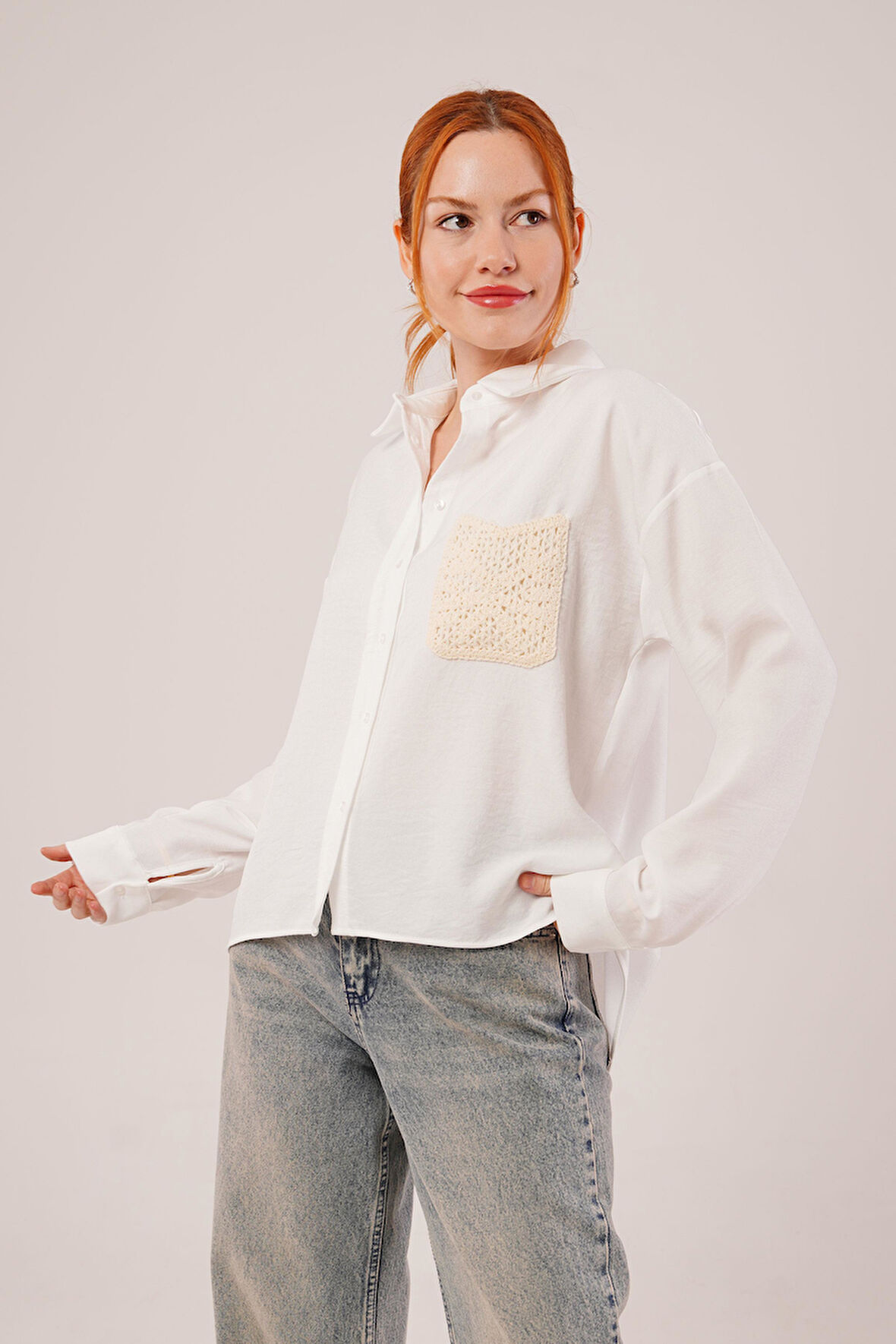 Etnik Cep Detaylı Beyaz Gömlek