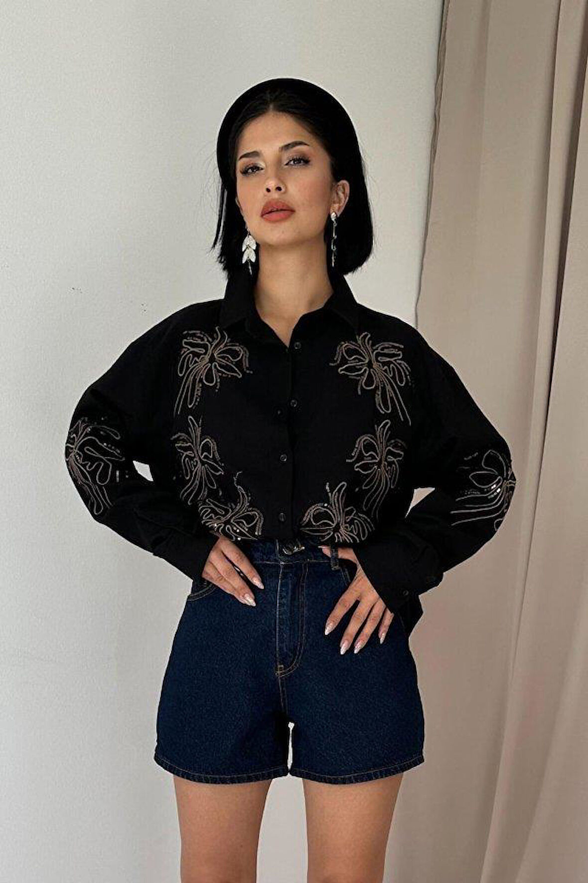 Siyah Flamlı Keten Nakışlı Pullu Gömlek