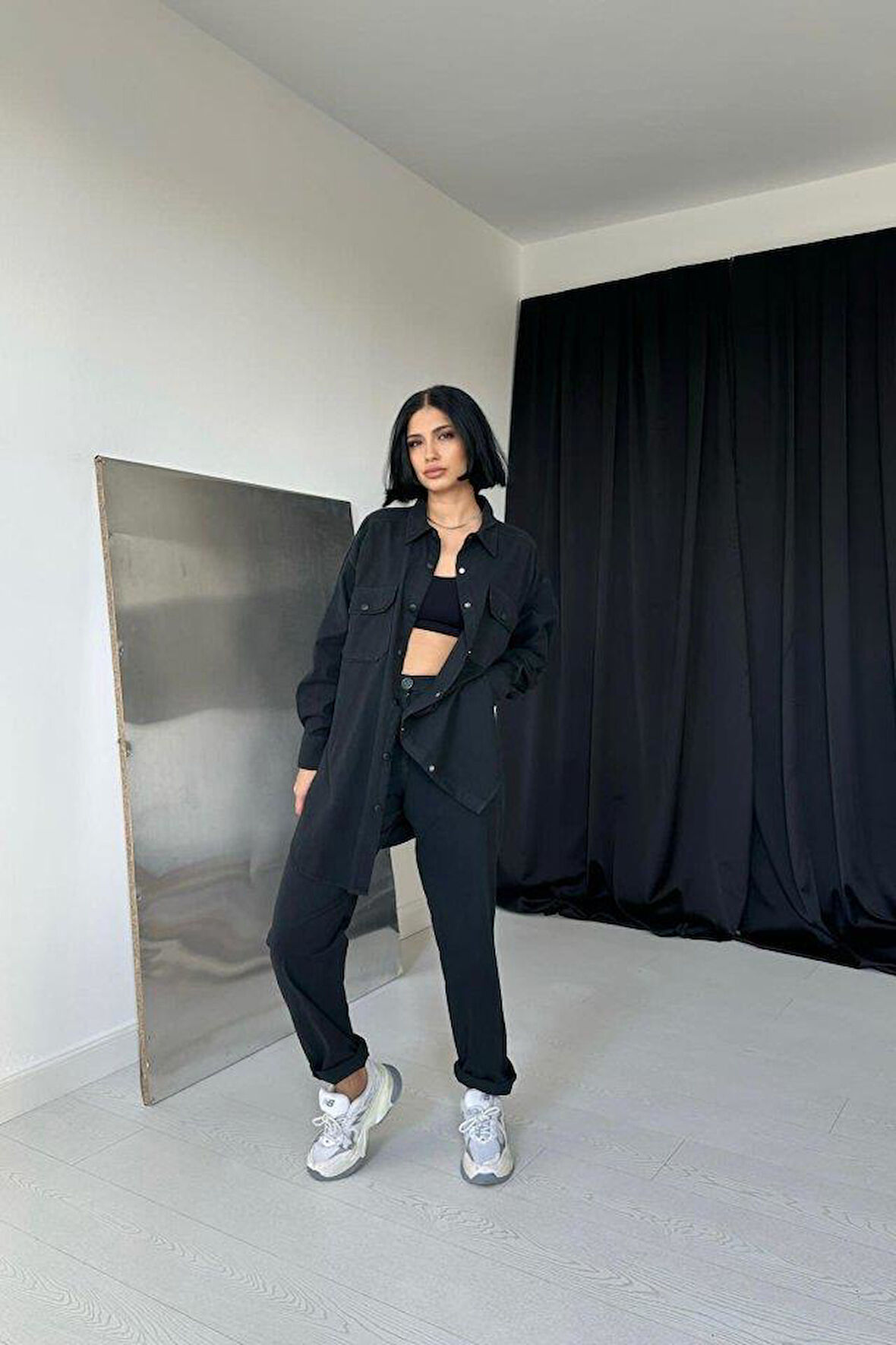 Siyah Gömlek Ve Çıtçıtlı Pantolon Takım