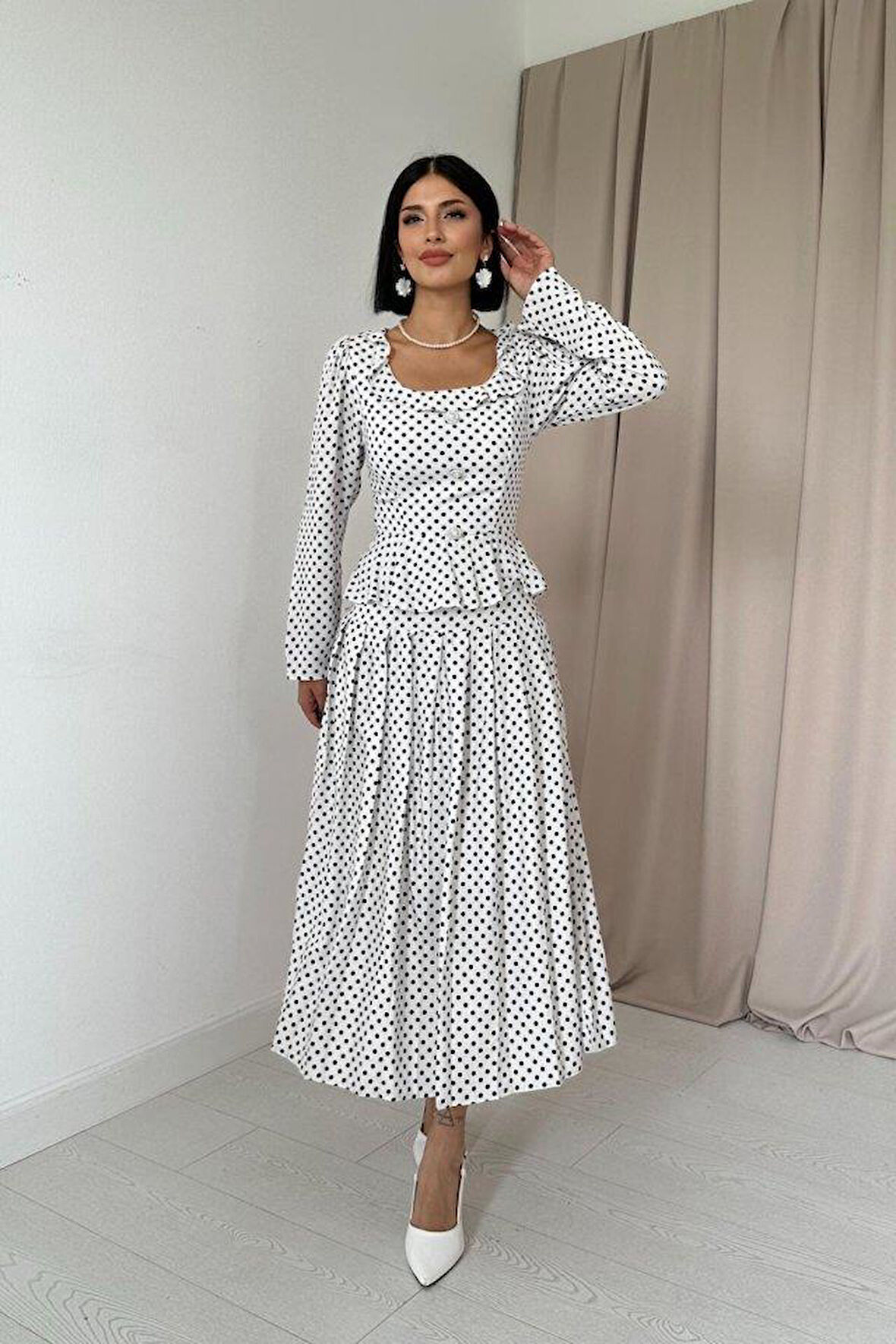 Beyaz Puantiye Desenli Volanlı Elbise