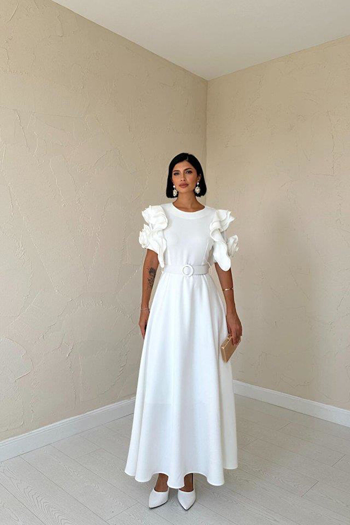 Beyaz Kolları Volanlı Kemerli Elbise