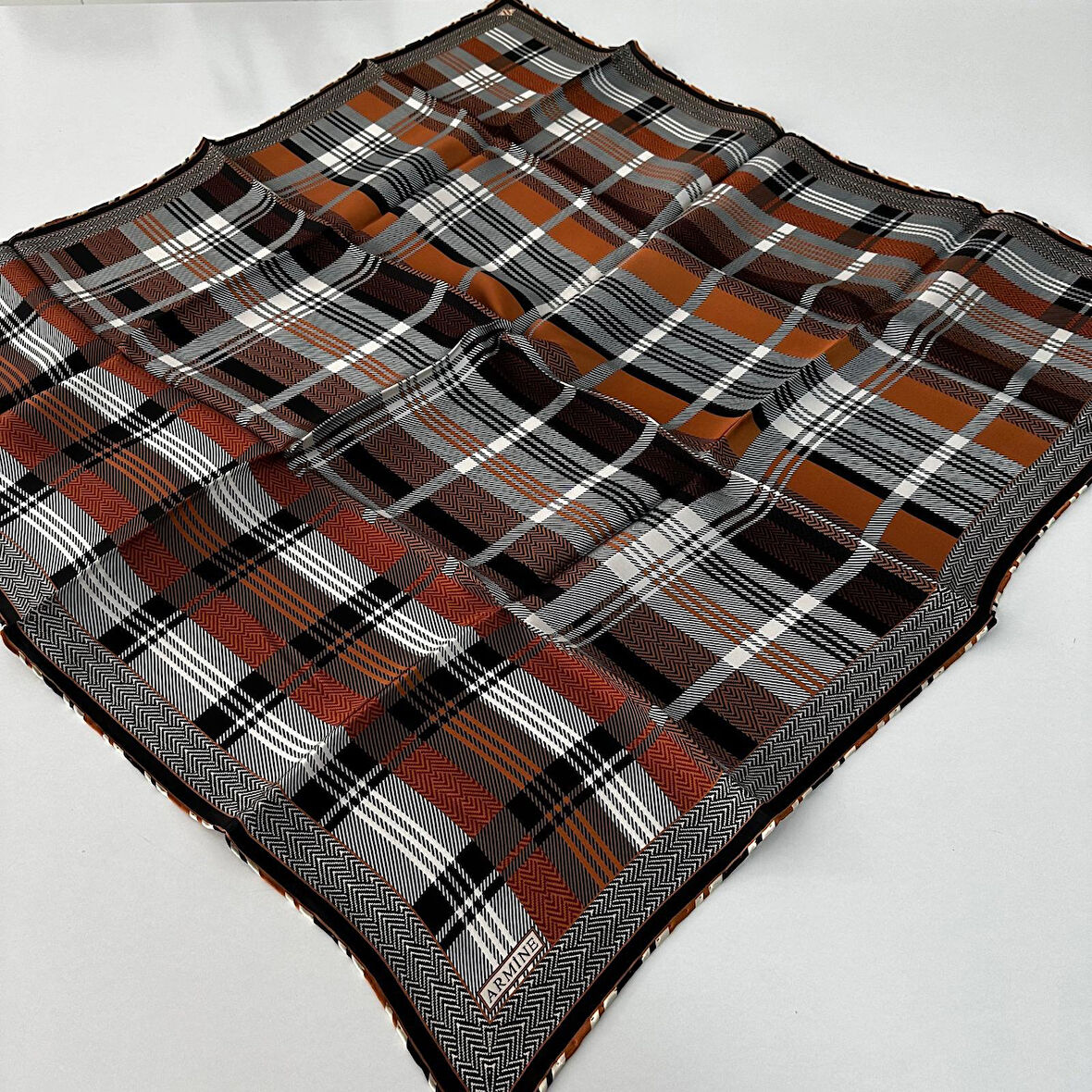 Armine Sura Saf İpek Eşarp 24-25 Sonbahar Kış Sezonu PKT1502