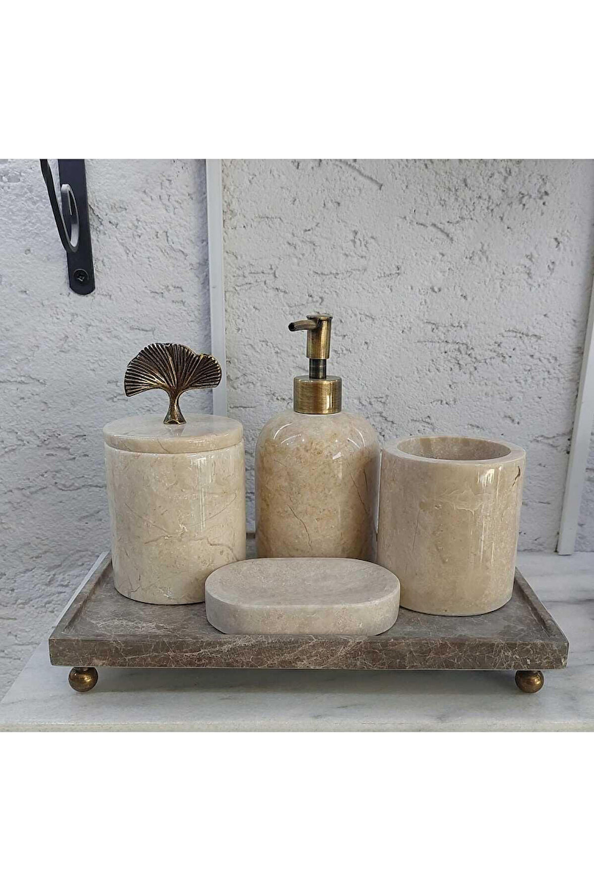 ESKİTME GOLD DETAYLI BEJ MERMER BANYO SETİ - DİKDÖRTGEN TEPSİLİ - 5 PARÇA