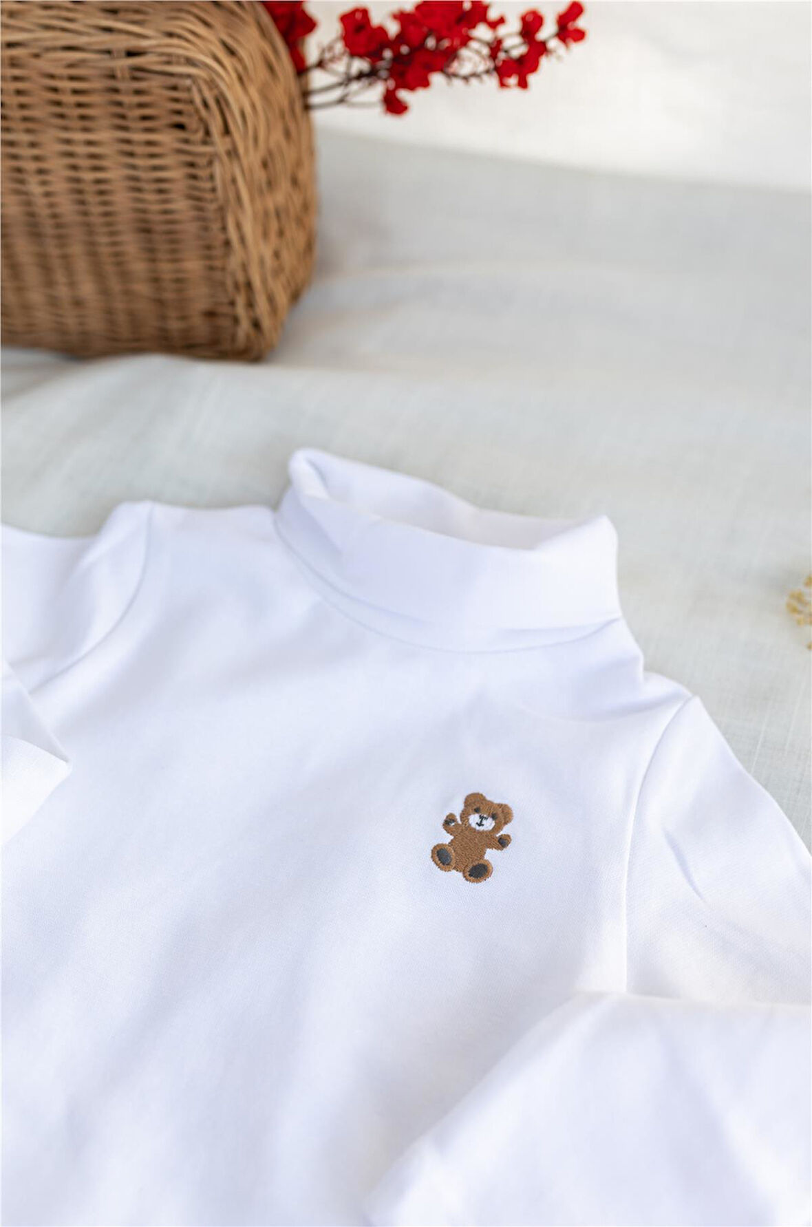 Ayıcık Nakışlı Yarım Balıkçı Yaka Body Beyaz