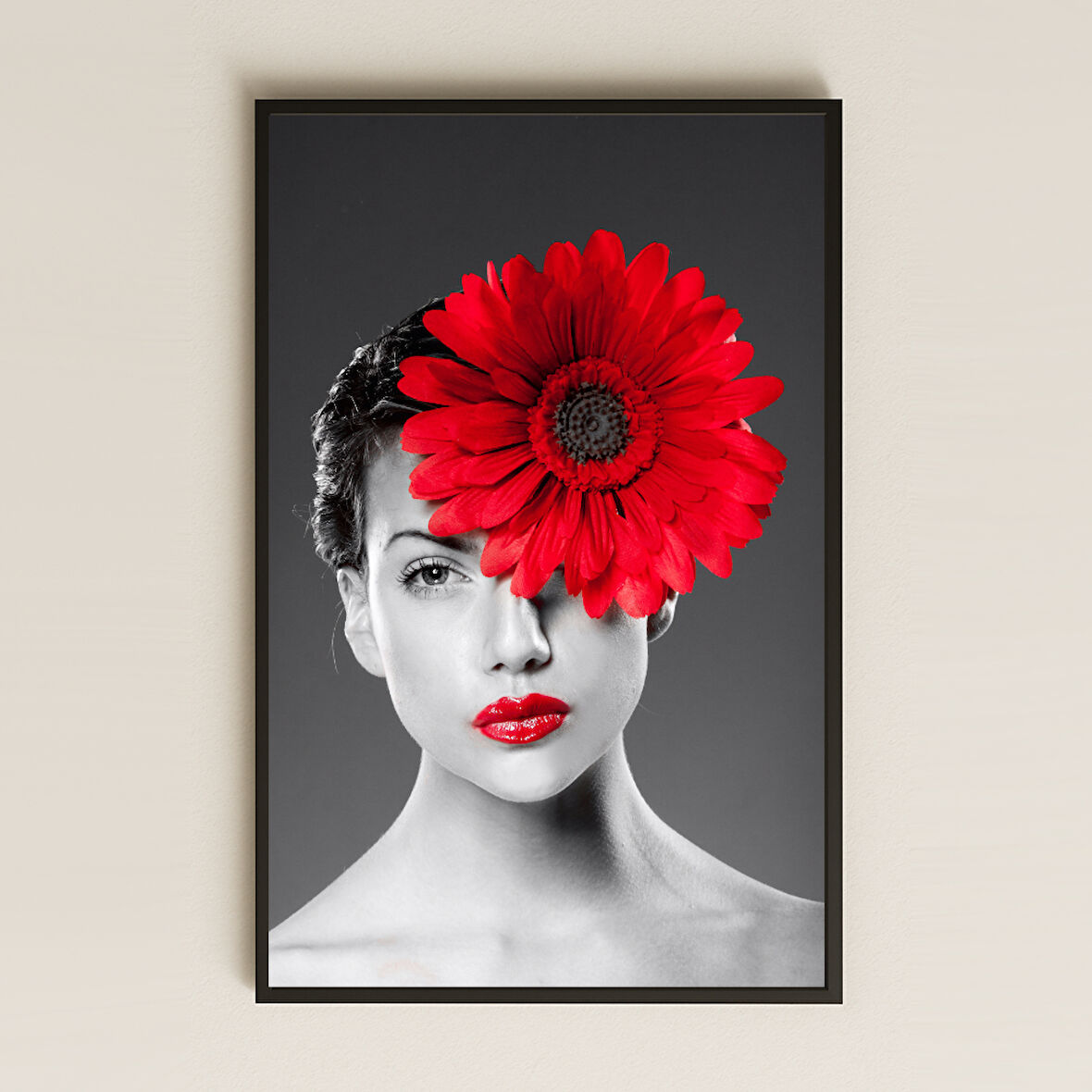 Kırmızı Çiçekli Kadın Temalı Şeffaf Pleksi Tablo