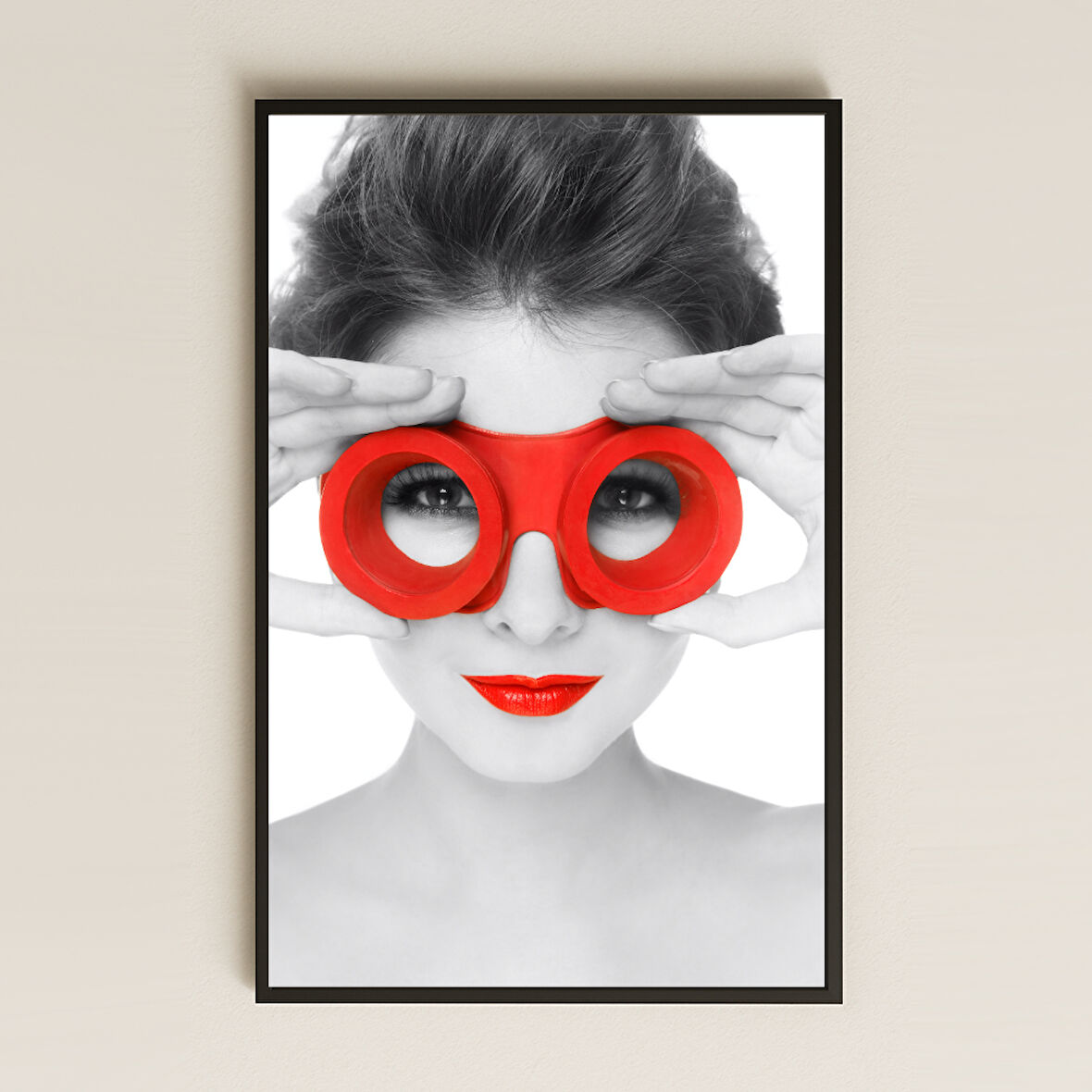 Kırmızı Gözlük ve Dudak Detaylı Kadın Şeffaf Pleksi Tablo
