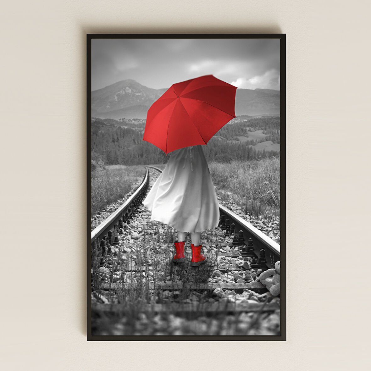 Kırmızı Şemsiye ve Botlu Kadın Yürüyüşü Şeffaf Pleksi Tablo