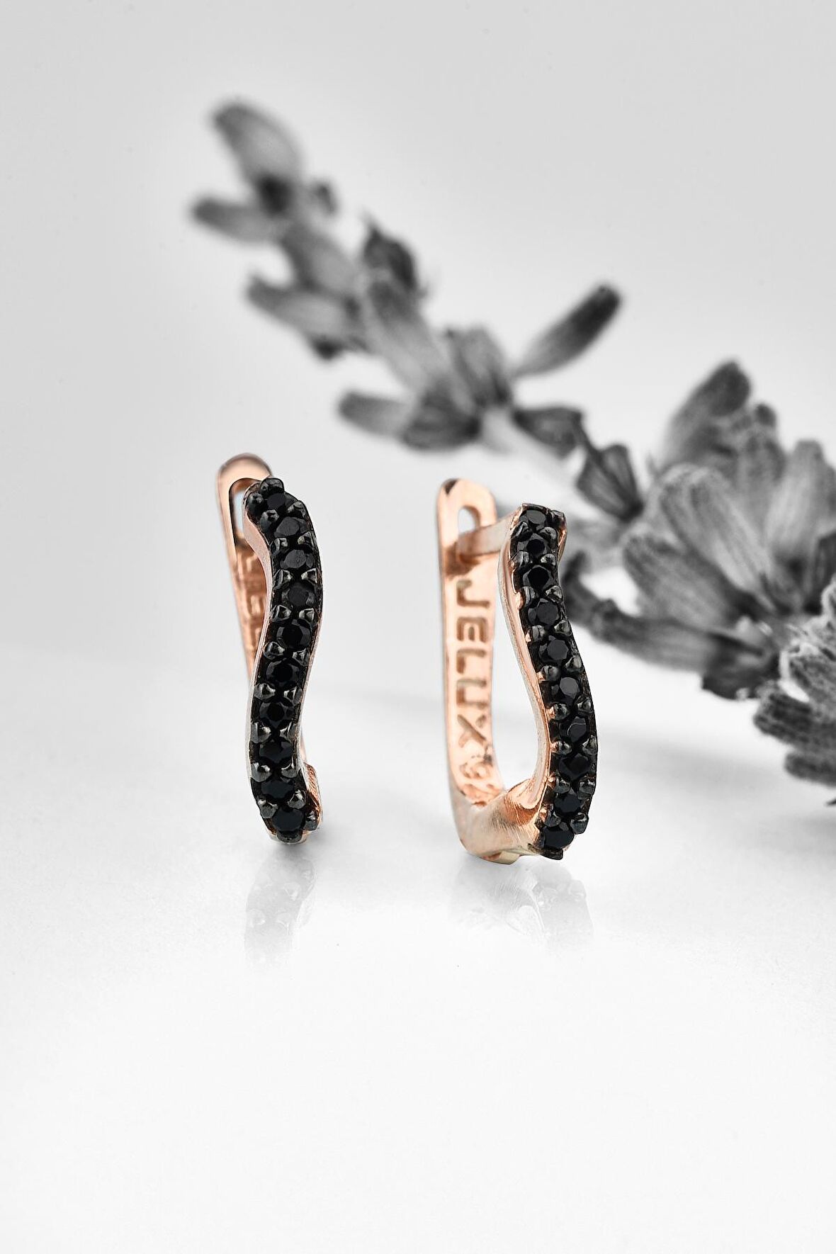 Gümüş Siyah Zirkon Taşlı S Model Rose  Küpe