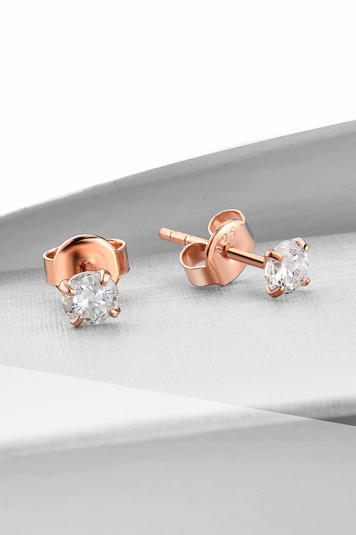 Gümüş 4mm Tek Zirkon taşlı Rose Çivili Küpe