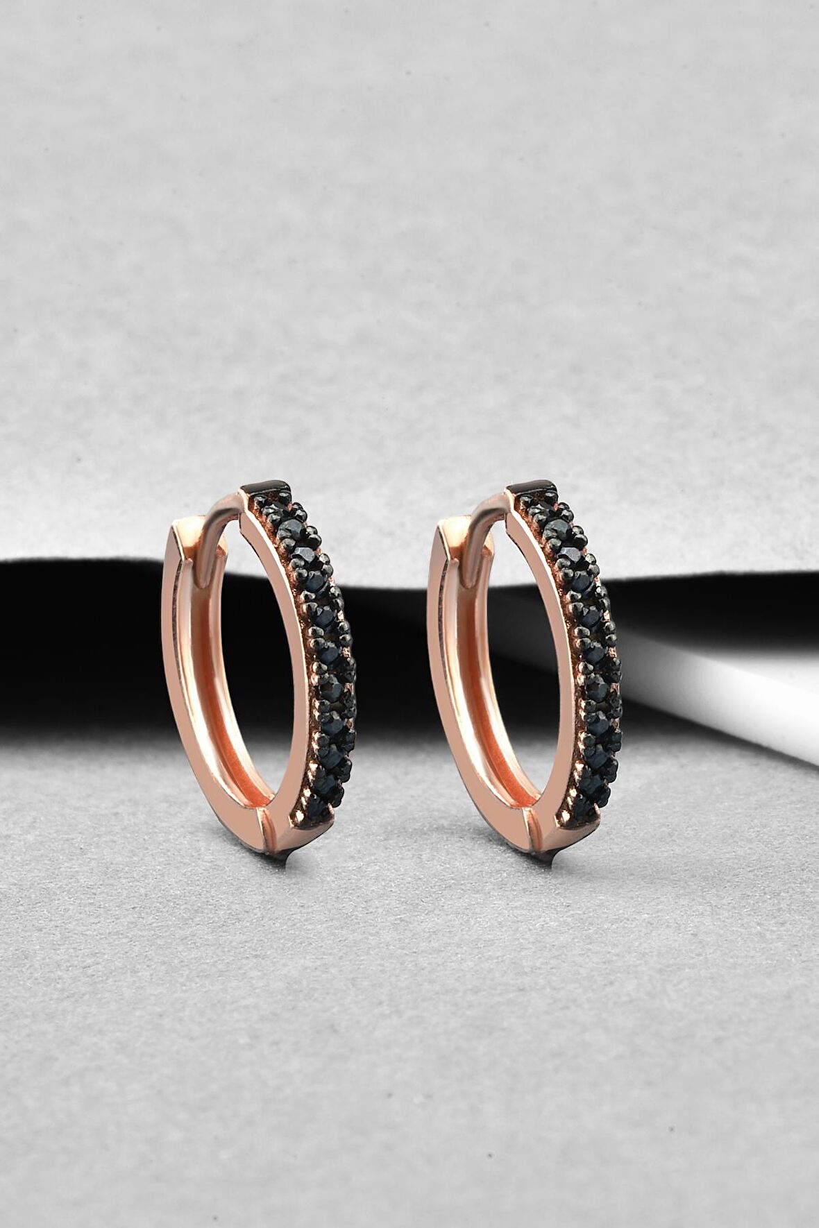 Gümüş 16 mm  Sıralı Siyah Zirkon Taslı Rose Renkli Küpe