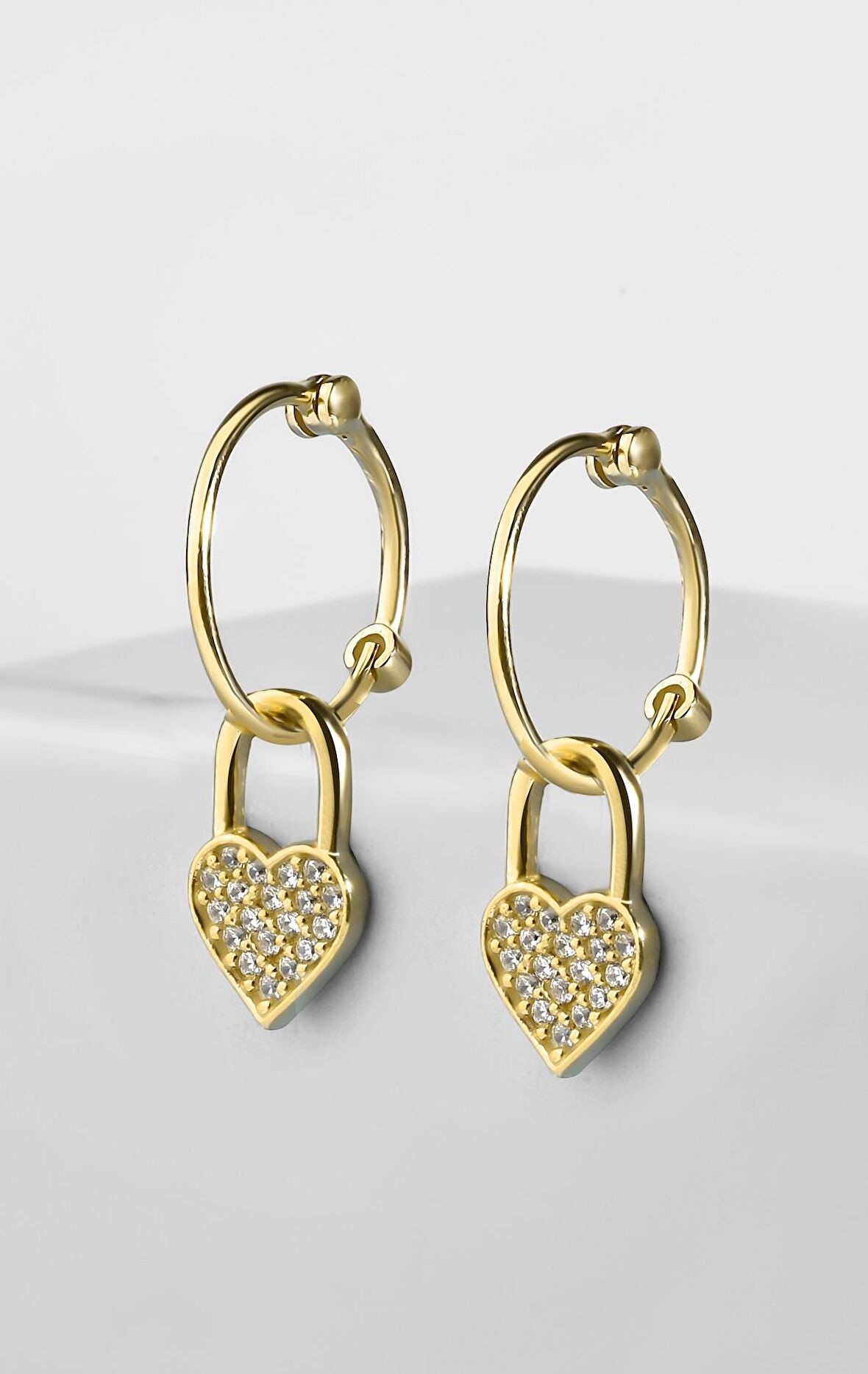 Gümüş 1.6 cm  Zirkon Taşlı Sallantılı Kalp Model Gold Renkli Zarif Küpe