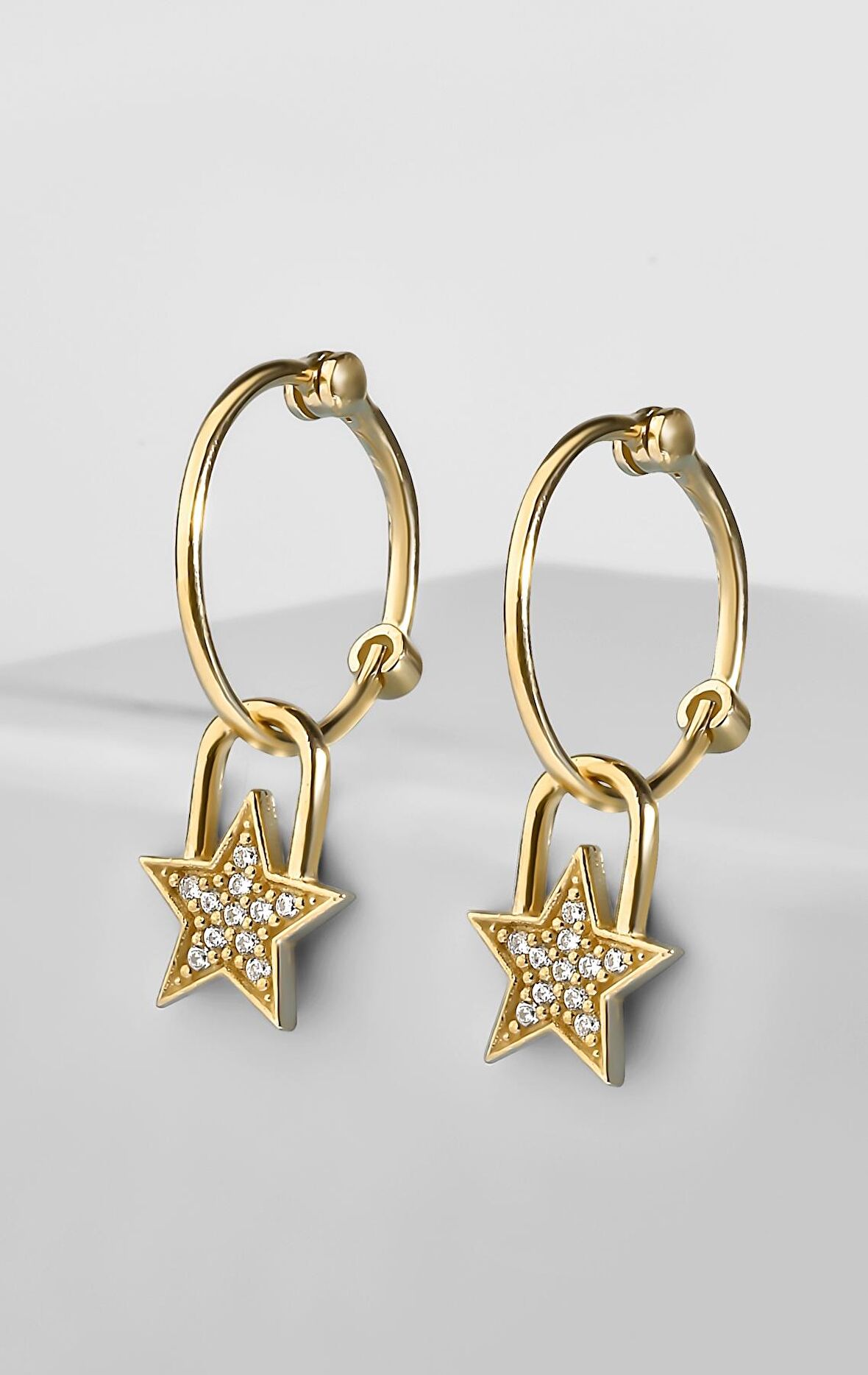 Gümüş 1.6 cm  Zirkon Taşlı Sallantılı Yıldız Model Gold Renkli Zarif Küpe