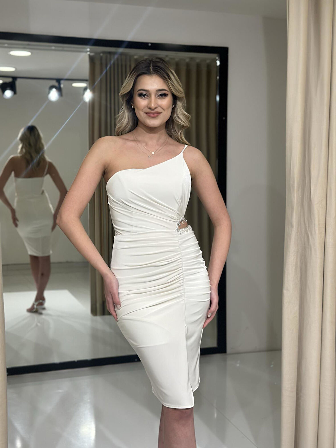 Beyaz Yanı Taş İşlemeli Kristal Pencereli Kısa Abiye Elbise RK5131