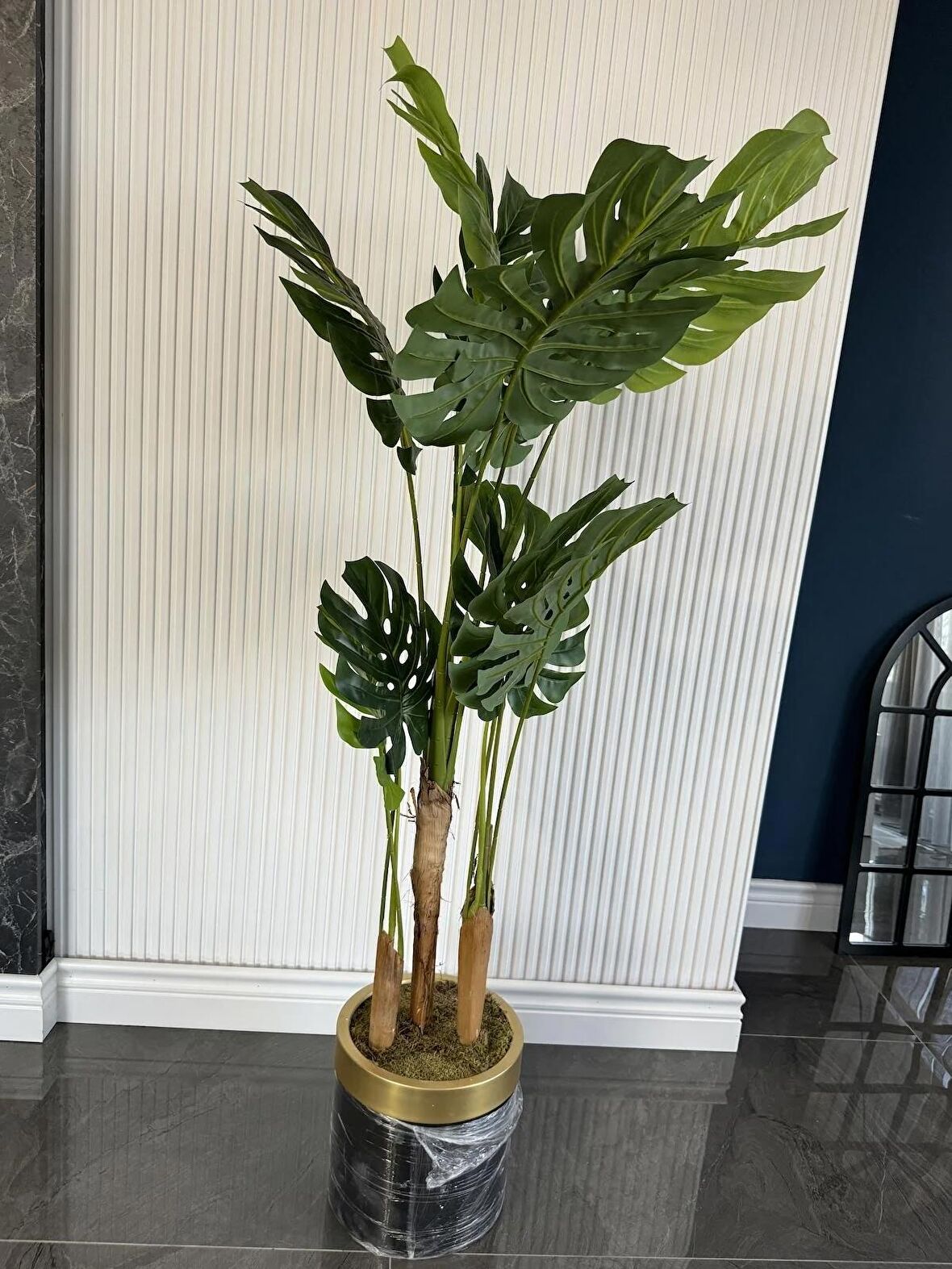 Yapay Ağaç Deve Tabanı - Monstera 165-170 cm 3 Gövdeli Siyah Gold Saksı ( Saksı içi Alçılı)