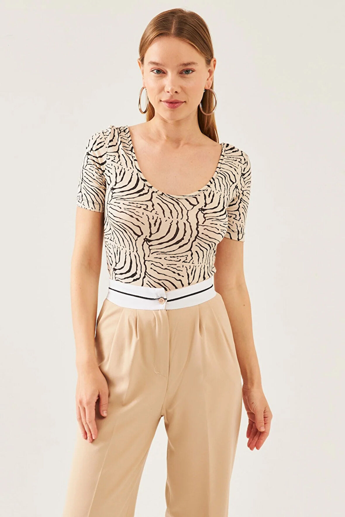 Kadın Ekru Zebra Desen U Yaka Kısa Kol Viskon Bluz