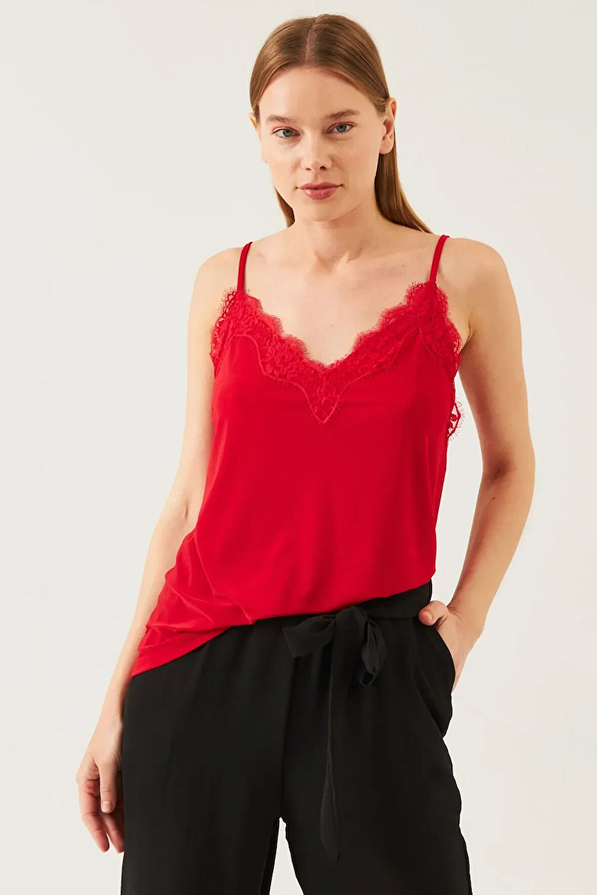 Kadın Kırmızı İp Askılı Dantelli Bluz