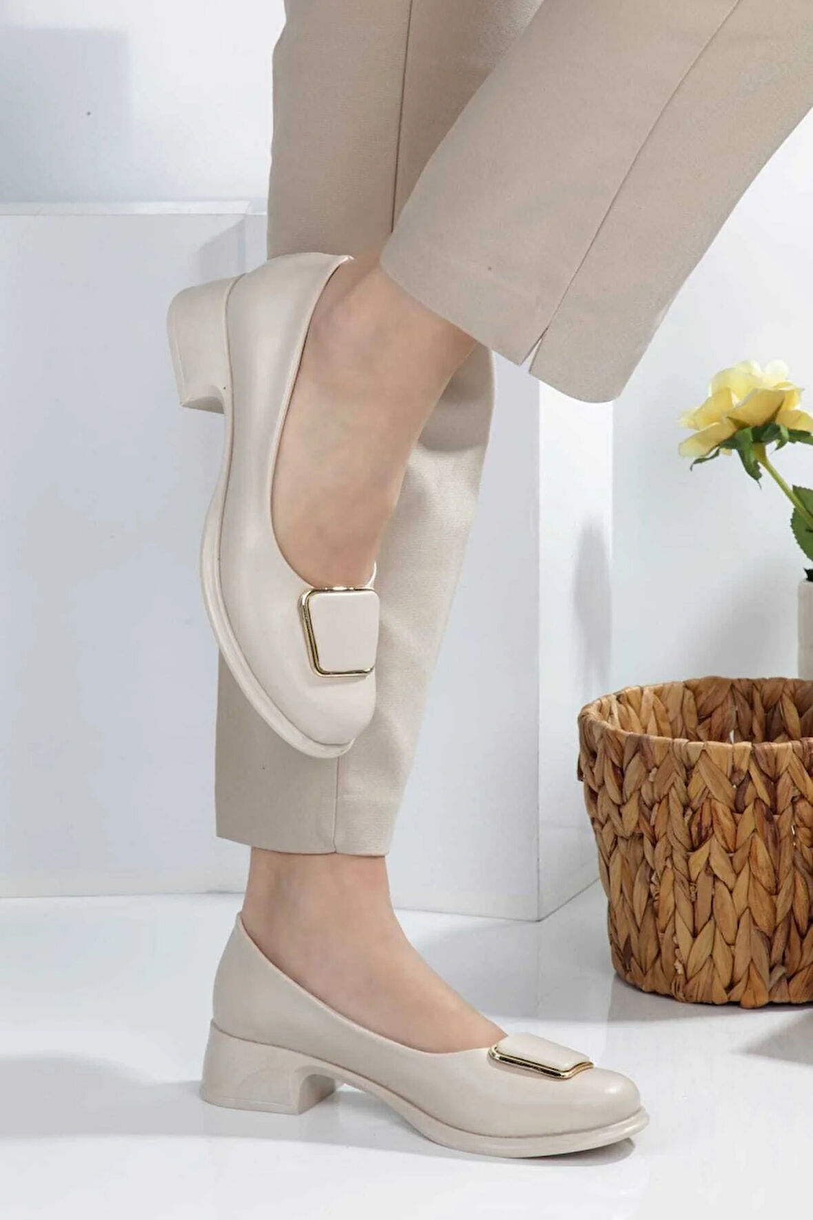 Kadın Topuklu Kare Tokalı Babet