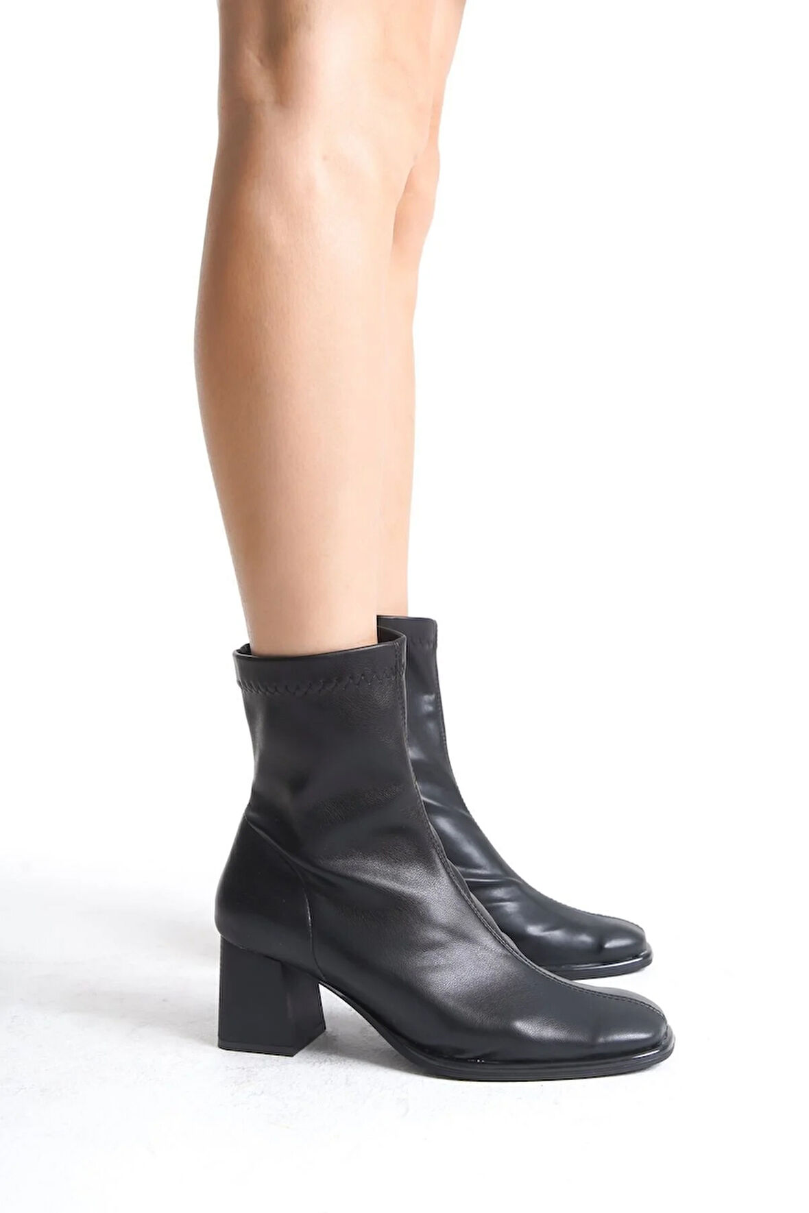 Tia Siyah Cilt Kalın Topuklu Kare Burunlu Kısa Bot & Bootie