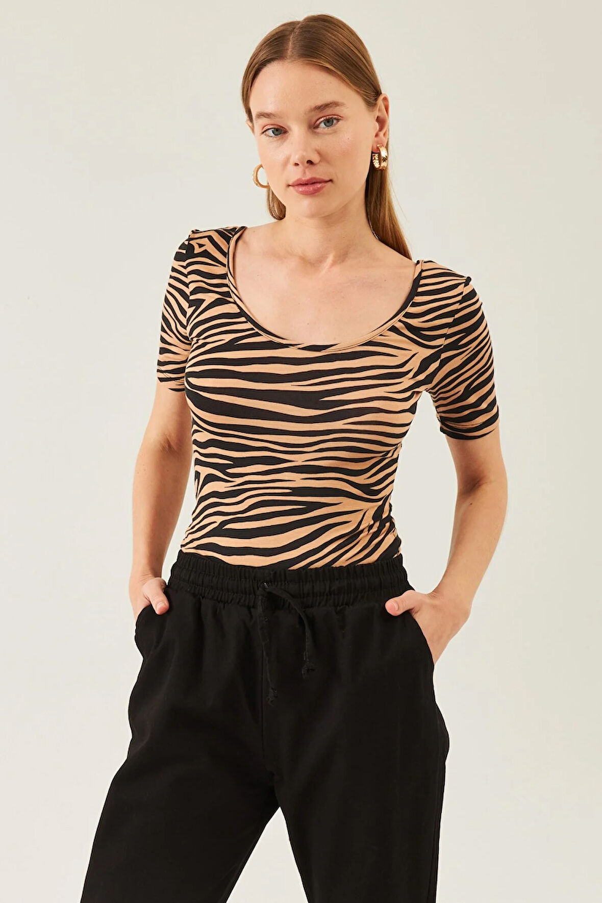 Kadın Kahverengi Zebra Desen U Yaka Kısa Kol Viskon Bluz