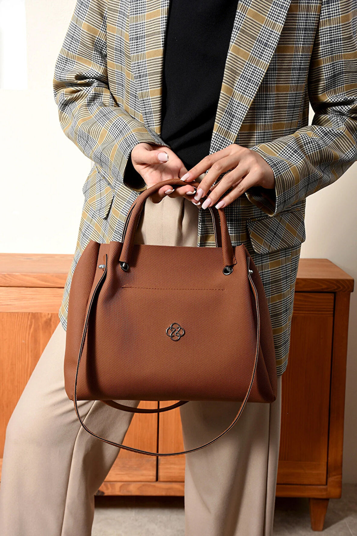 Lüks Büyük Kapasiteli Demir Kulplu Omuz Çantası