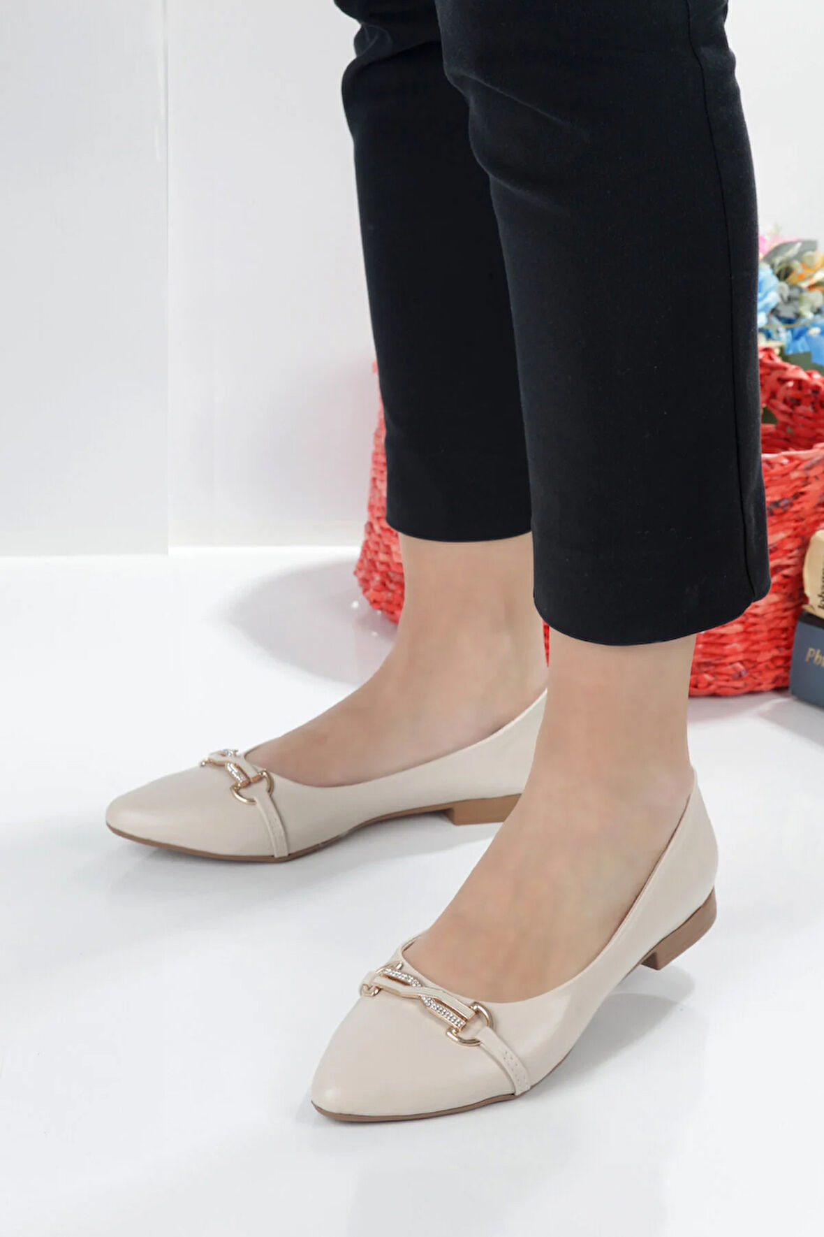 Klasik Taşlı Sivri Burun Kadın Babet