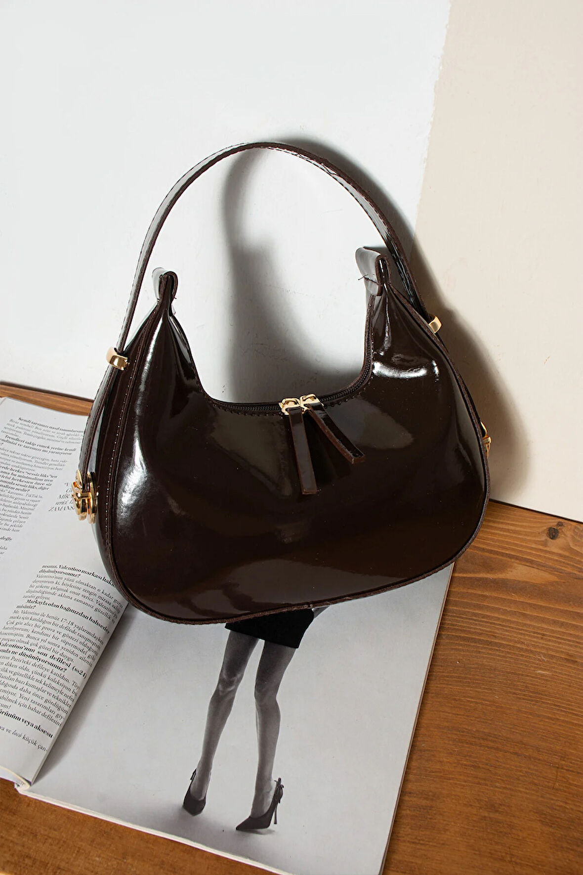 Cerry Şık Tasarımlı Parlak Rugan Baget Çanta