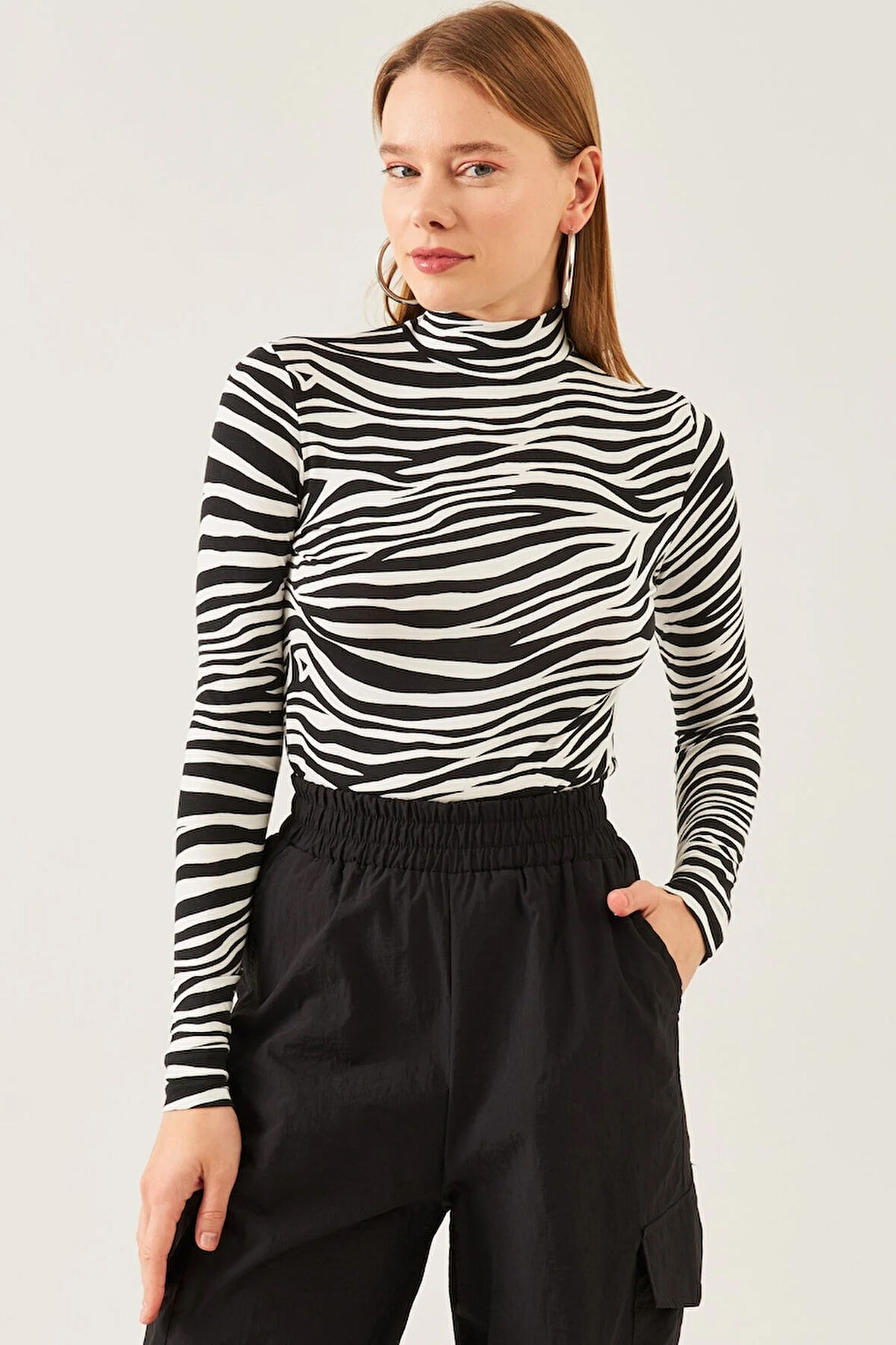 Kadın Beyaz Siyah Desenli Dik Yaka Uzun Kol Viskon Bluz