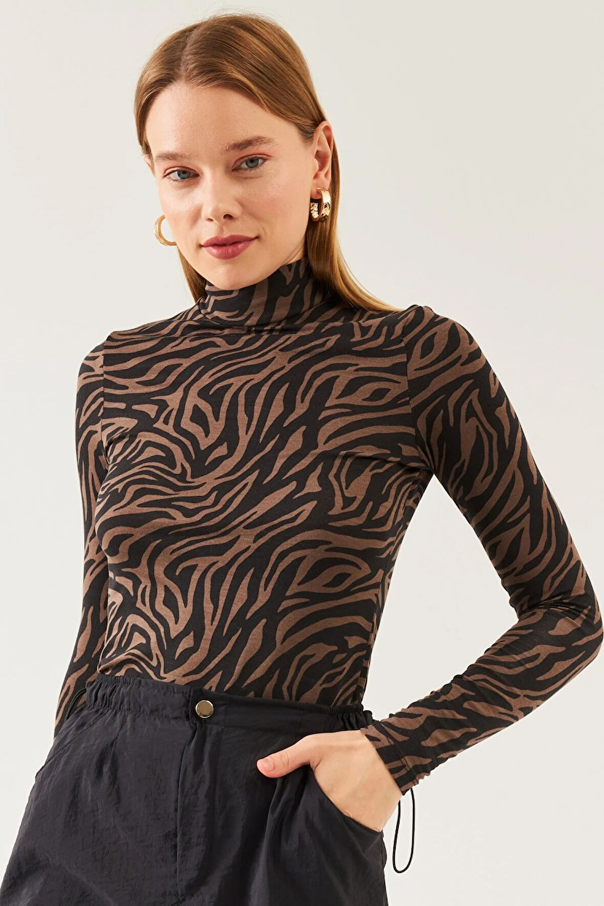 Kadın Siyah Kahve Desenli Dik Yaka Uzun Kol Viskon Bluz