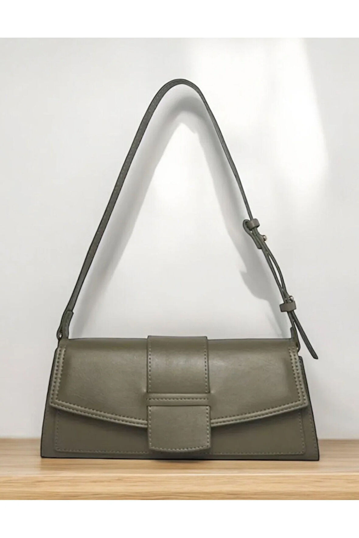 Şık tasarımlı klasik stil baget çapraz çanta