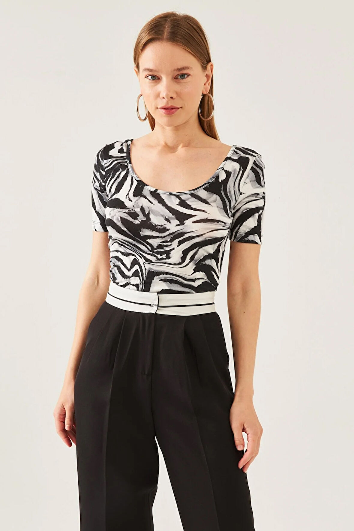 Kadin Gri Siyah Desen U Yaka Kısa Kol Viskon Bluz