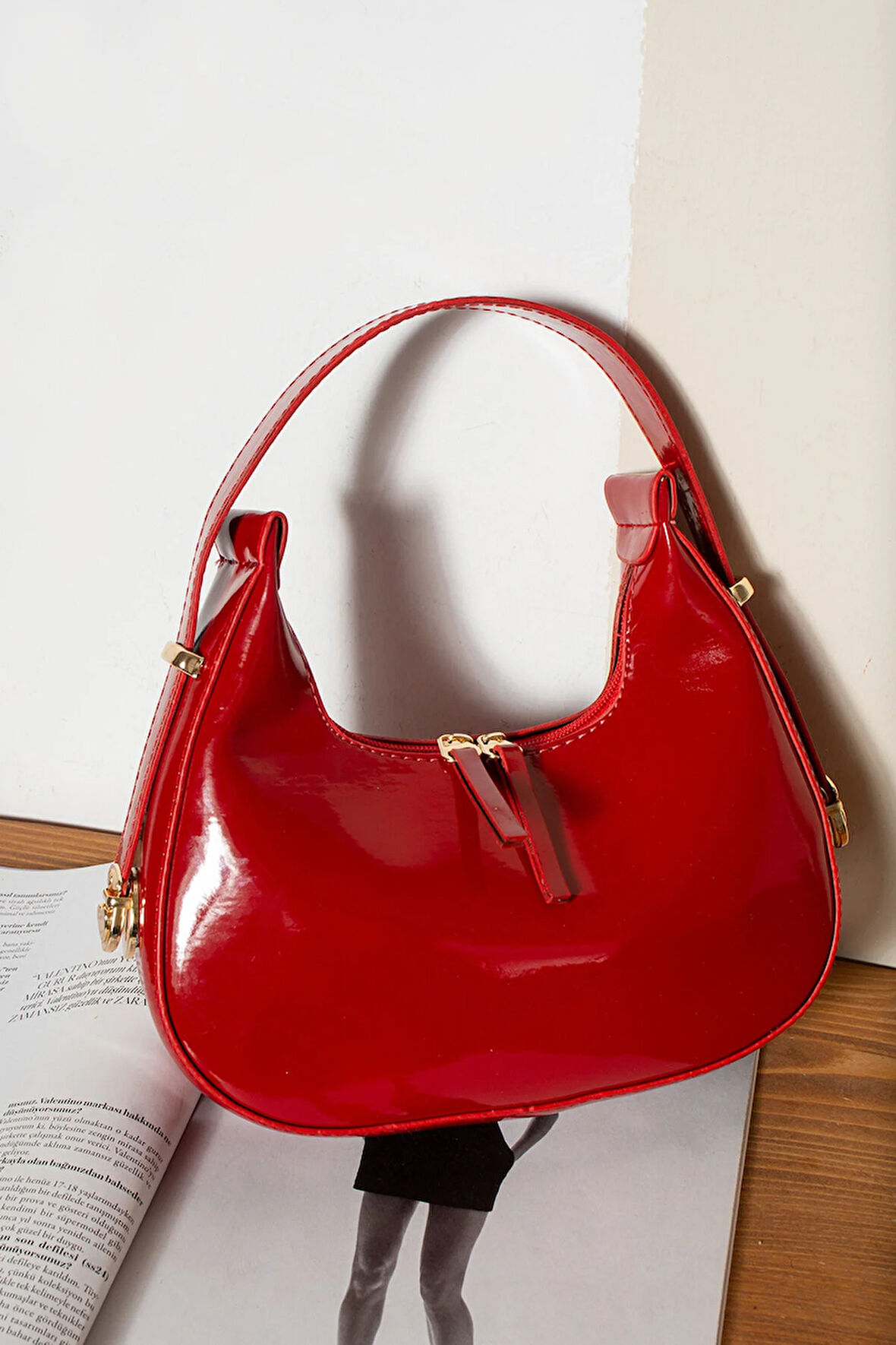 Cerry Şık Tasarımlı Parlak Rugan Baget Çanta