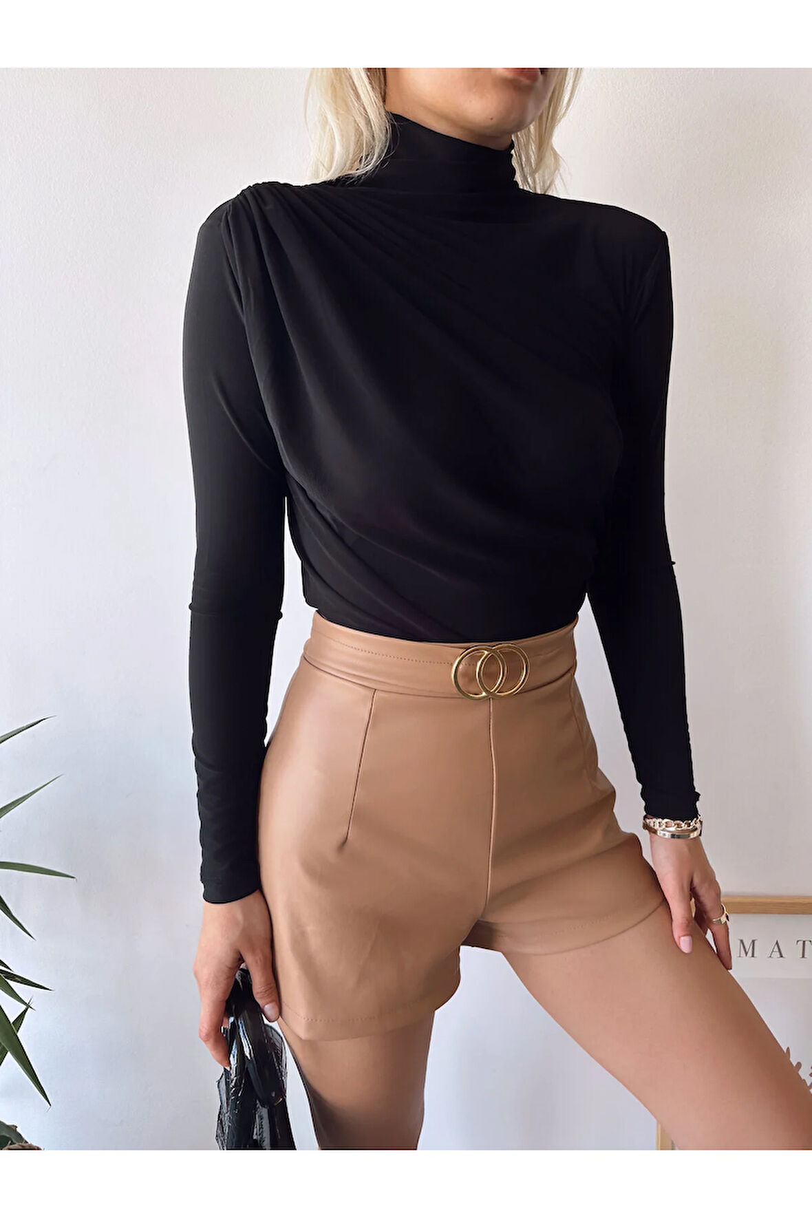 Kadın Siyah Dik Yaka Sandy Kumaş Büzgü Detaylı Bluz