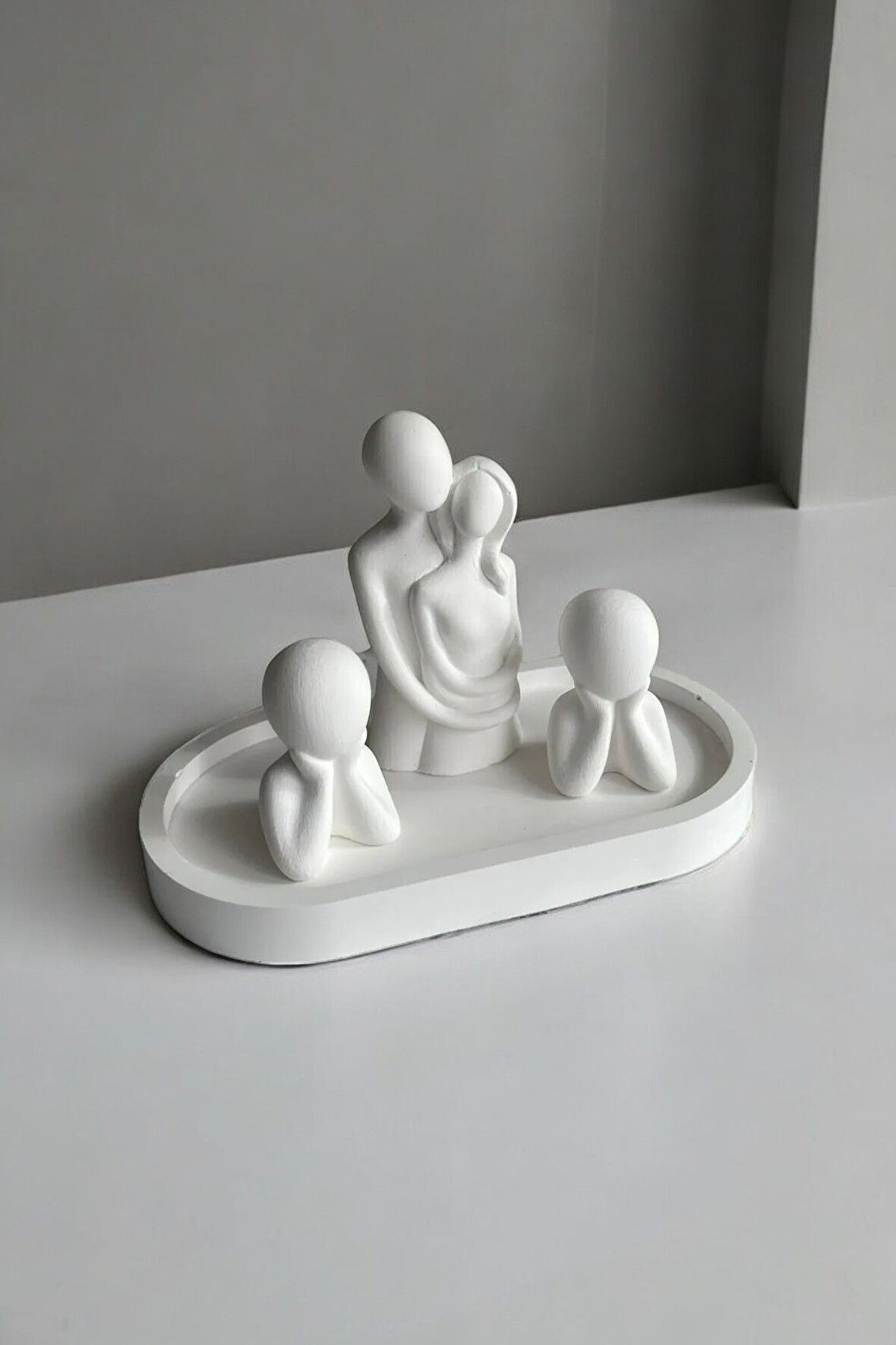 Sarılan Aile Dekoratif Obje Biblo (11 cm-6 cm) Beyaz-Tabaklı