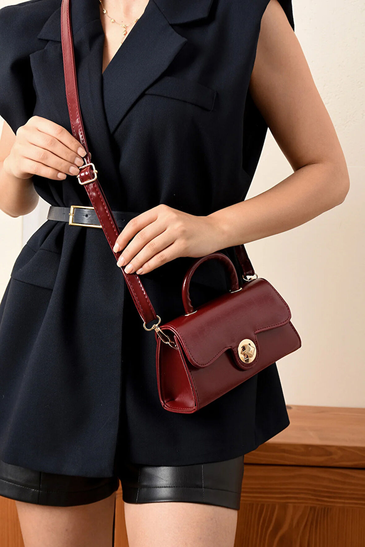 Lüks Mini Özel Tasarım Kilit Detaylı Çapraz Askılı Omuz Çantası