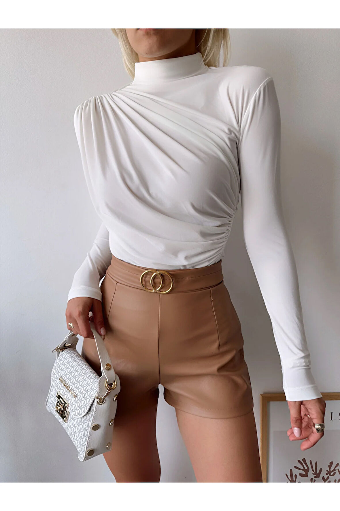 Kadın Beyaz Dik Yaka Sandy Kumaş Büzgü Detaylı Bluz