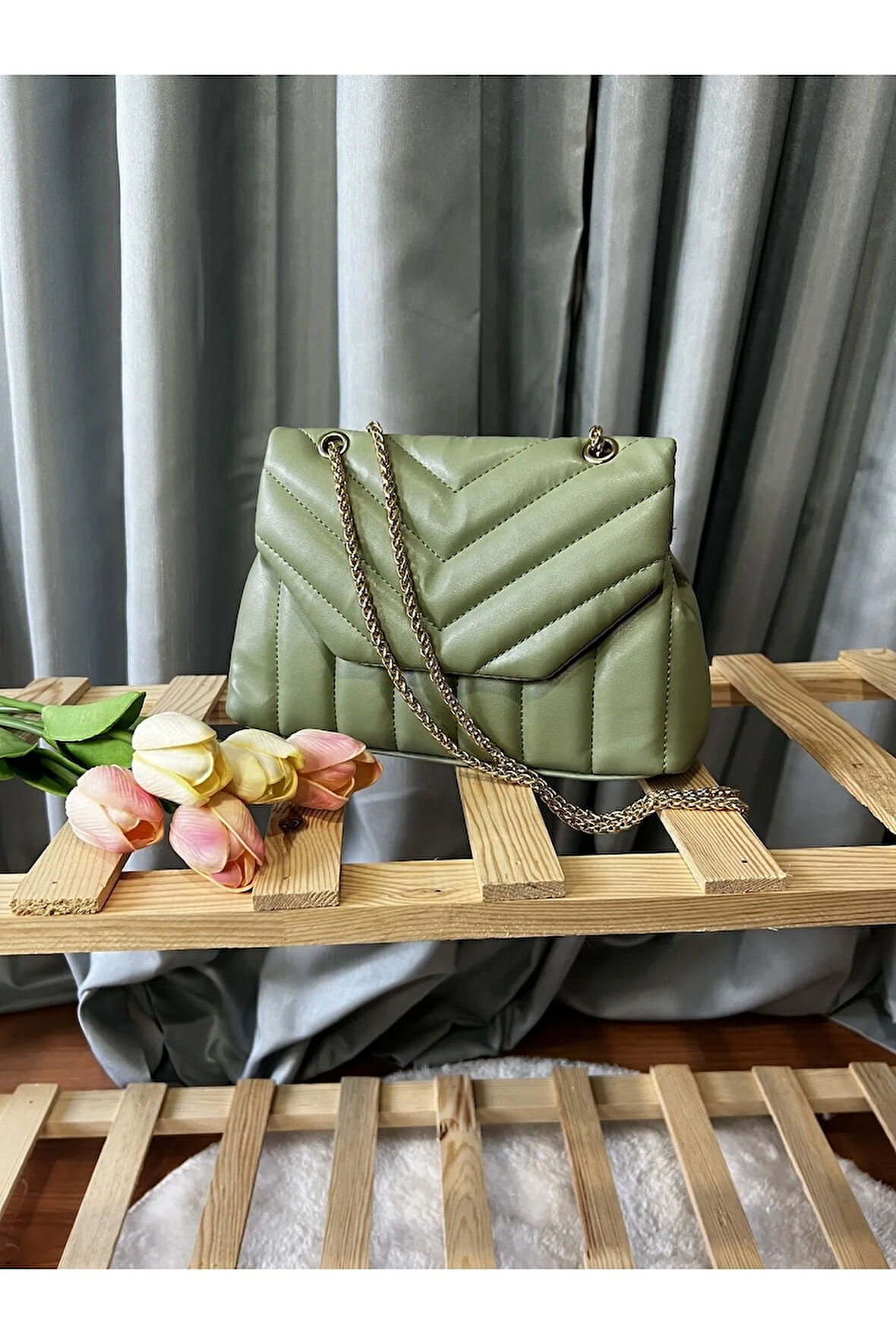 Zincir Askılı Kapitone Çıt Çıt Kapaklı Beyaz Omuz Çantası