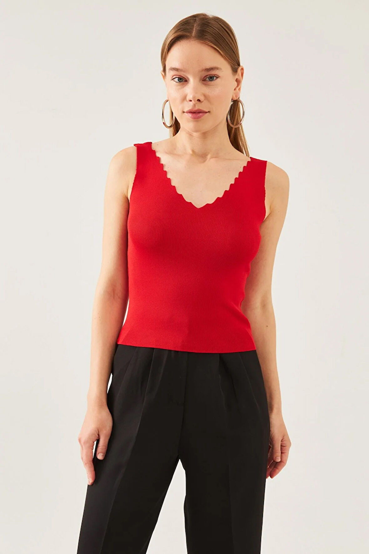 Kadın Kırmızı Kolsuz Kalın Askılı Merdiven Yaka Yazlık Atlet Triko Bluz