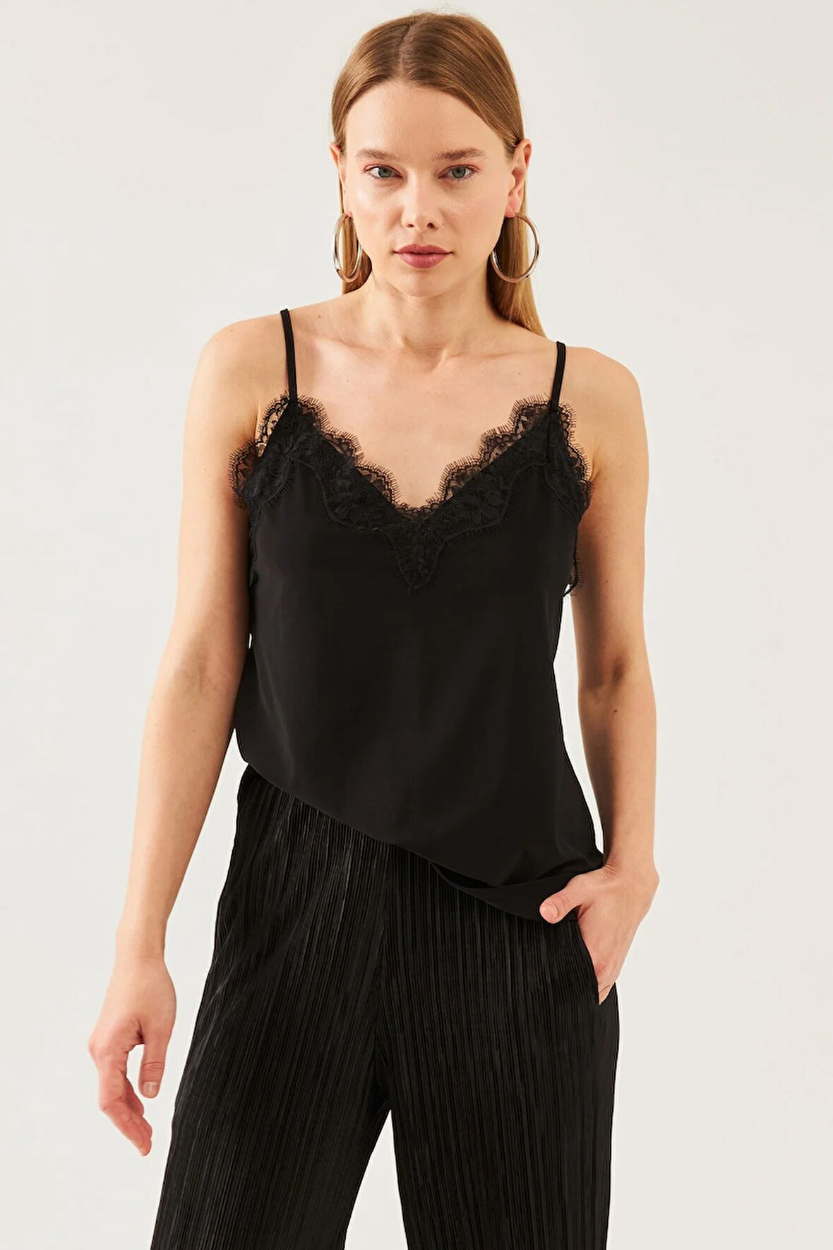 Kadın Siyah İp Askılı Dantelli Bluz