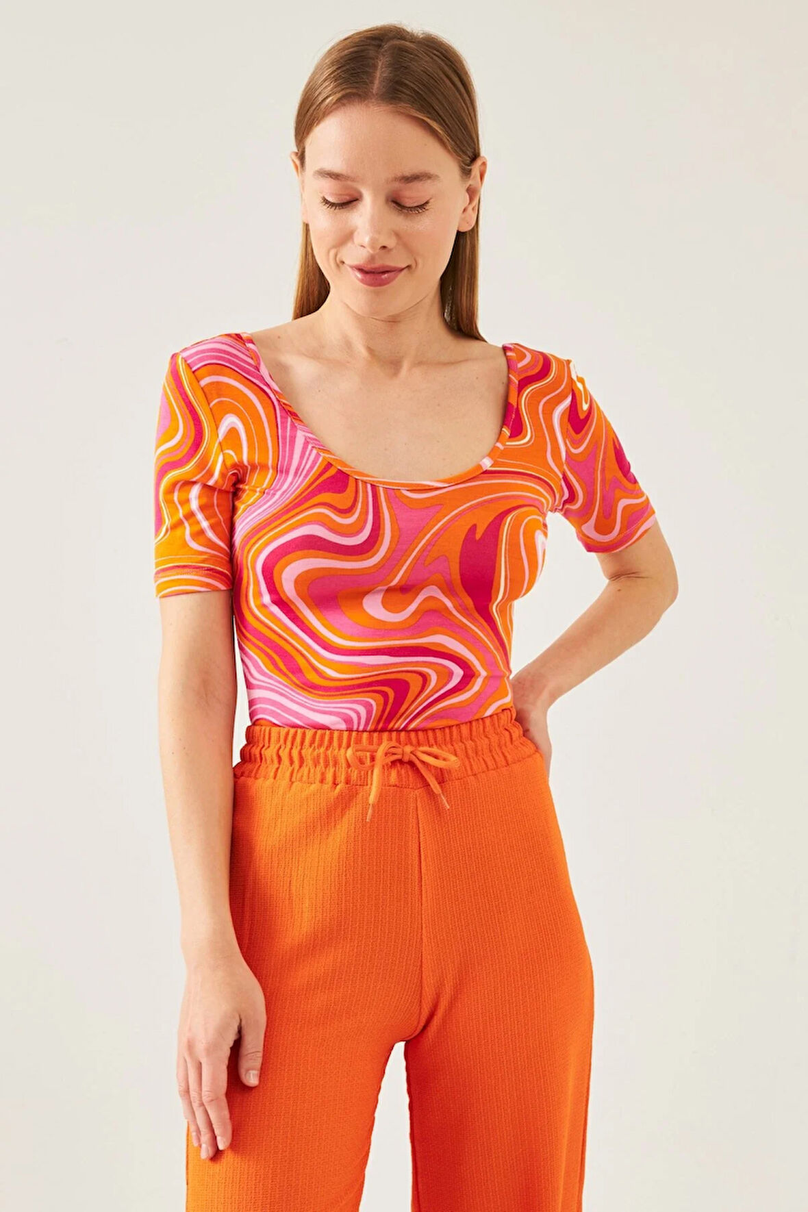 Kadın Turuncu Krema Desen U Yaka Kısa Kol Viskon Bluz